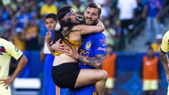 El momento en que la hincha se colgó del delantero galo (Foto: Instagram @medina_celene14)