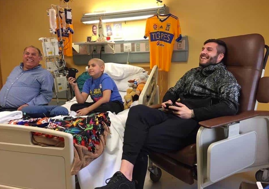 Gignac visitó en el hospital a José Adrián Garza, quien perdió la batalla contra el cáncer (Foto: Especial)