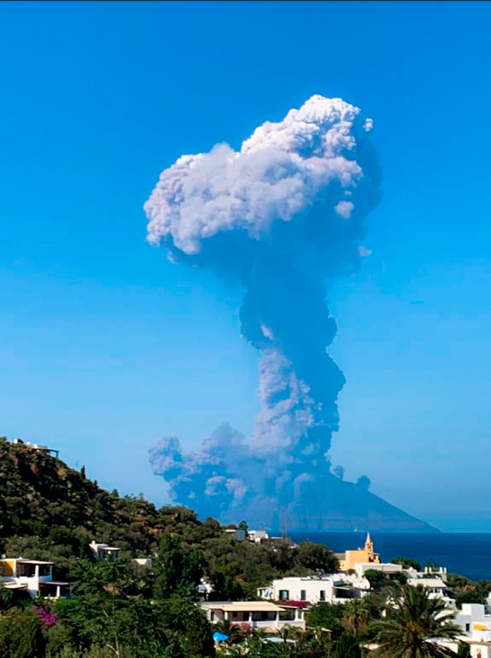 Volcán Strómboli en erupción (AFP)