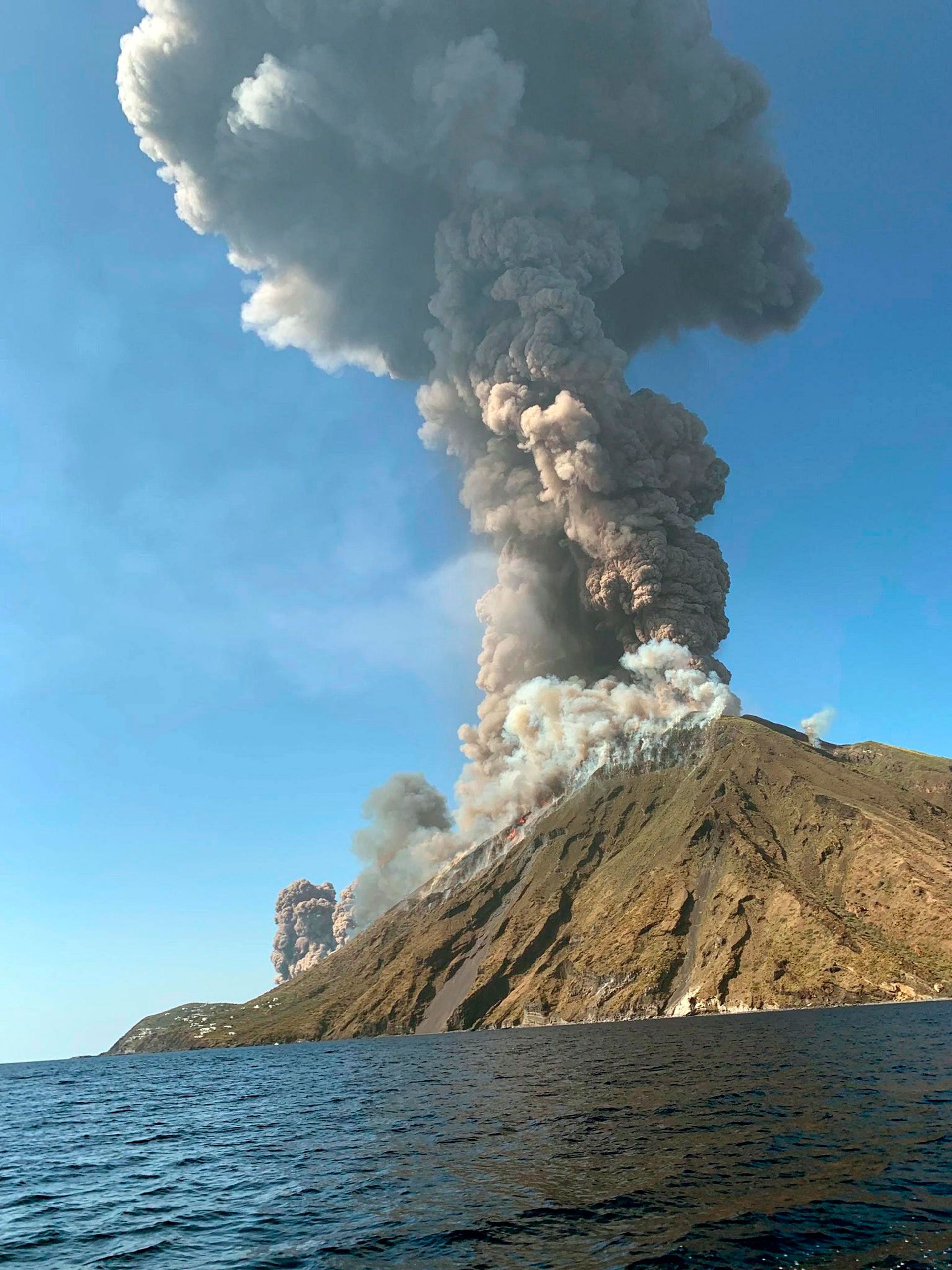 Volcán Strómboli en erupción (EFE)