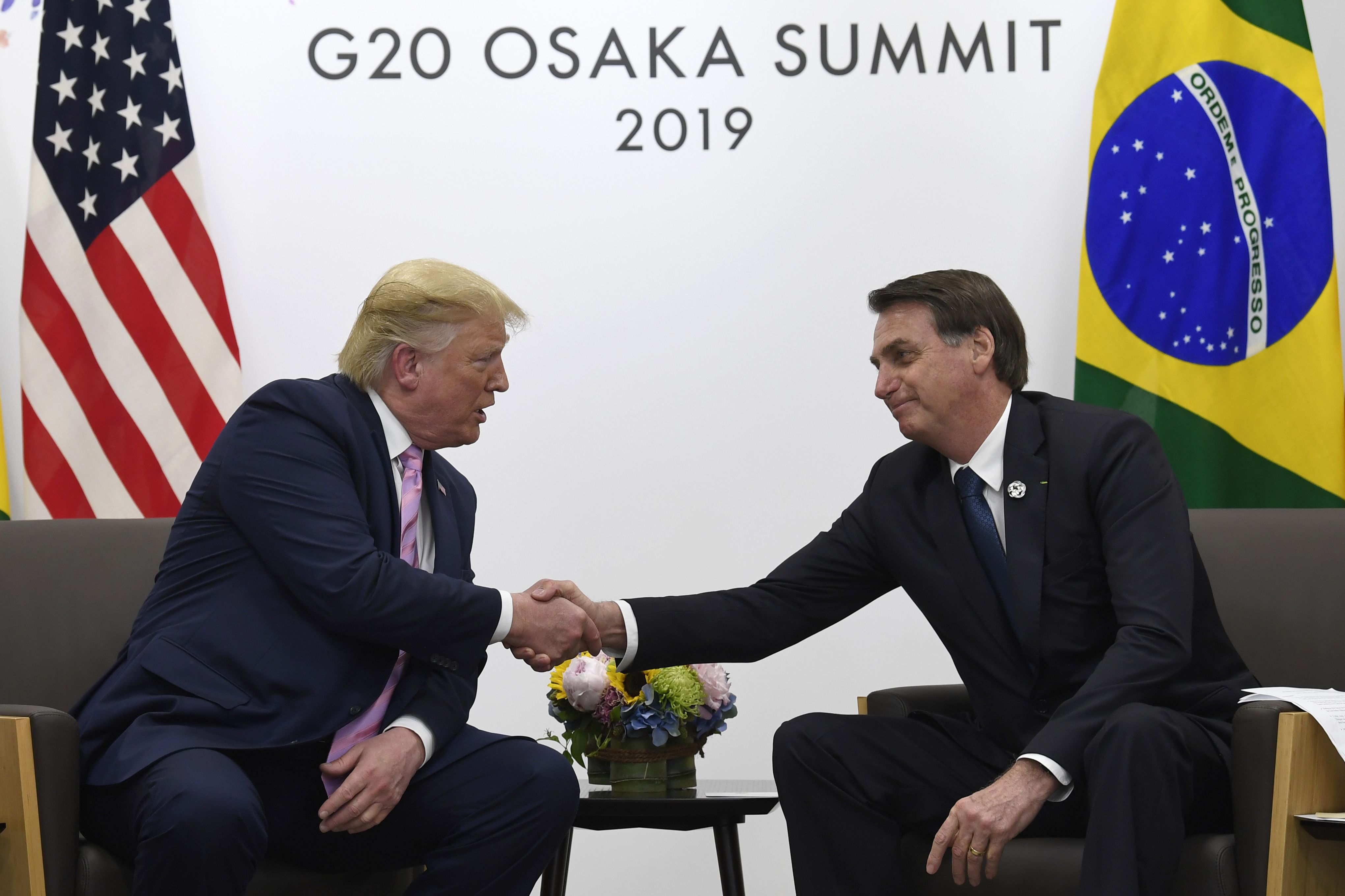 En esta imagen del viernes 28 de junio de 2019, el presidente de Estados Unidos Donald Trump estrecha la mano del mandatario brasileño Jair Bolsonaro durante un encuentro en el marco de la cumbre del G20 en Osaka, Japón. (AP Foto/Susan Walsh, Archivo)