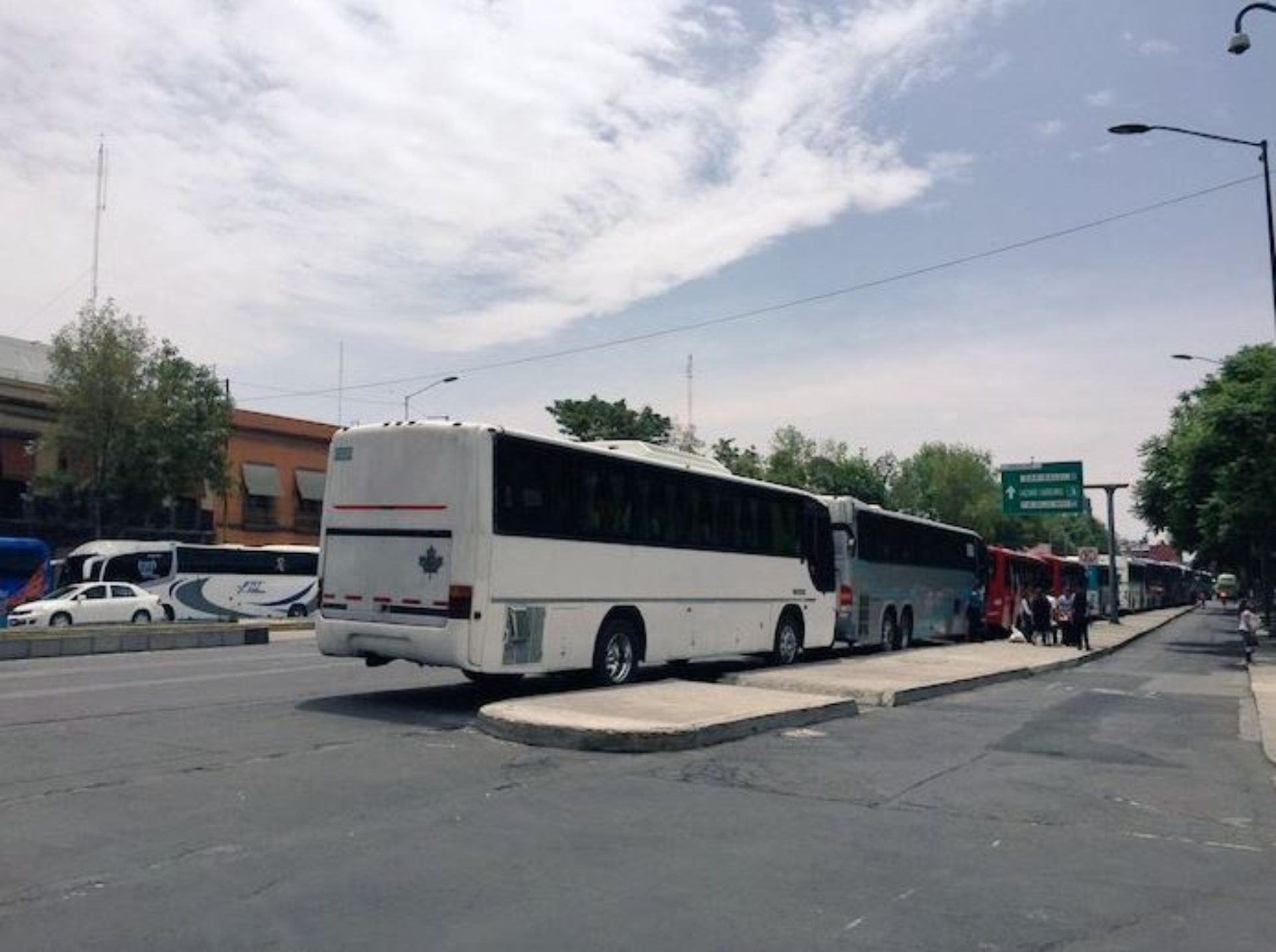 Desde el medio día, decenas de autobuses ocuparon las avenidas principales de la colonia Centro, esperando el inicio del AMLOFest (Foto: @ARTHU68)