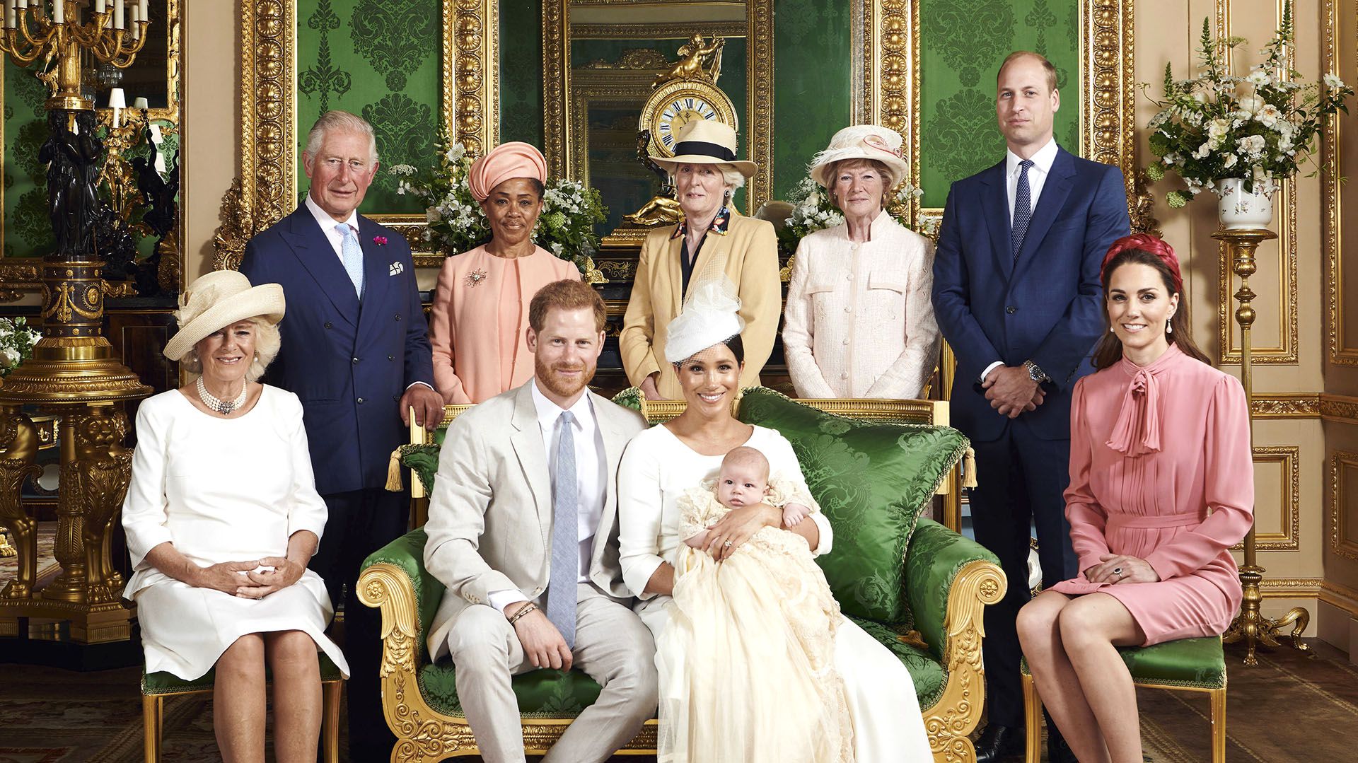 El príncipe Carlos al lado de Doria Ragland, madre de Meghan Markle, junto a Lady Jane Fellowes y Lady Sarah McCorquodale, hermanas de Lady Di, los duques de Sussex y de Cambridge