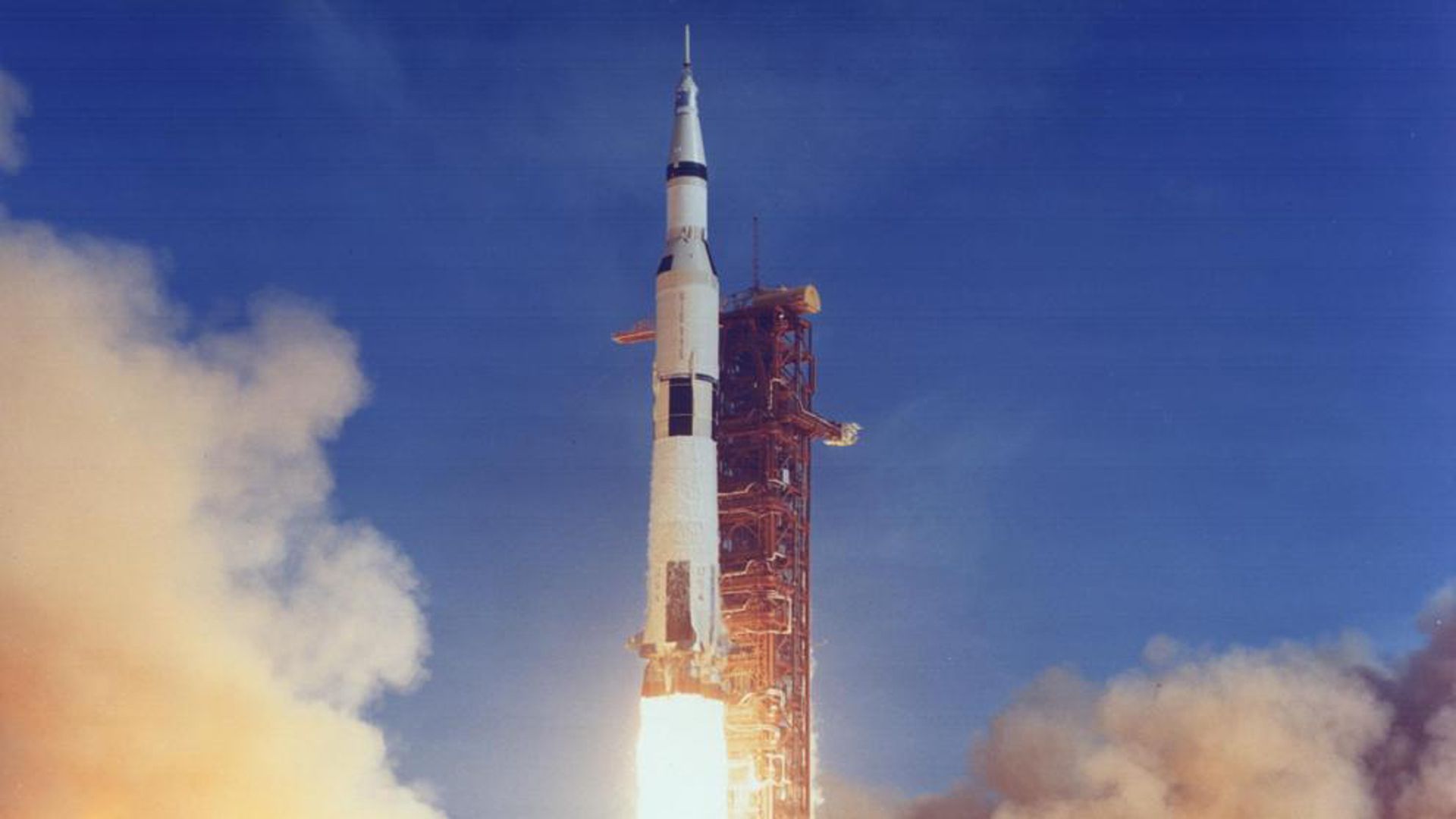 El cohete Saturno V despega desde el Centro Espacial Kennedy, en Florida EEUU (NASA)