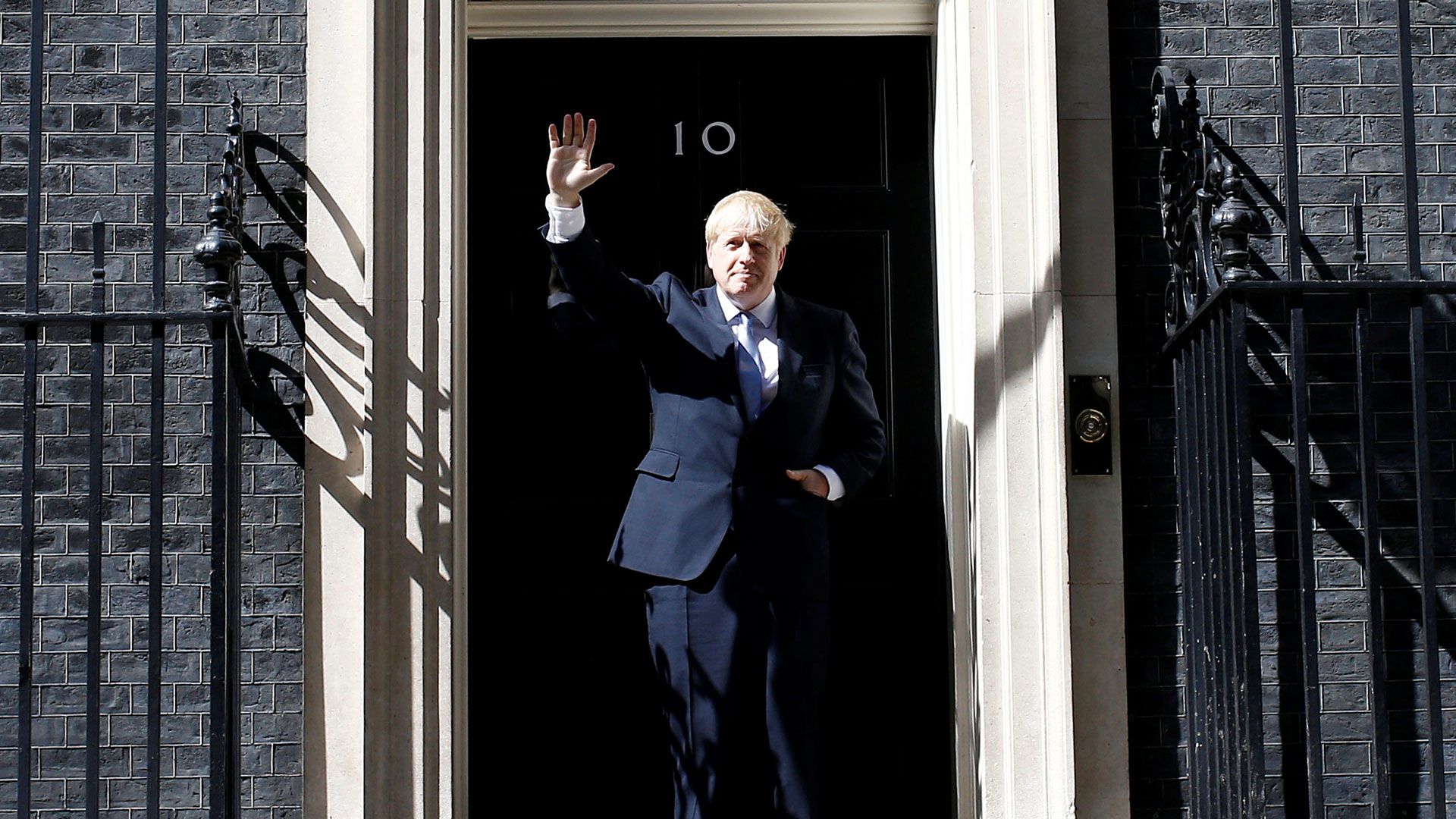 Boris Johnson saluda por primera vez desde Downing Street como primer ministro (Reuters)