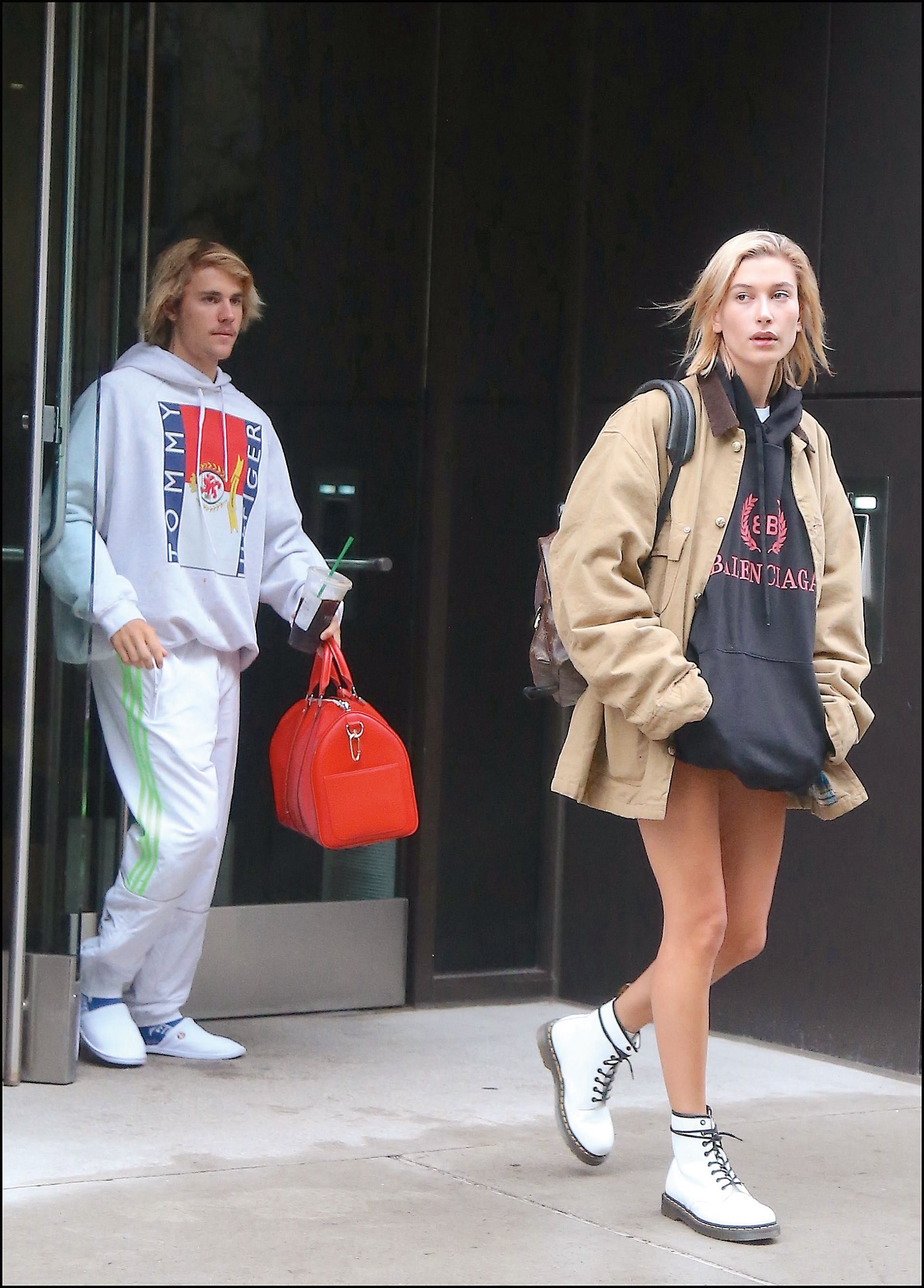 Hailey Baldwin y Justin Bieber saliendo del departamento de ella en NY, el 13 de junio de 2018.