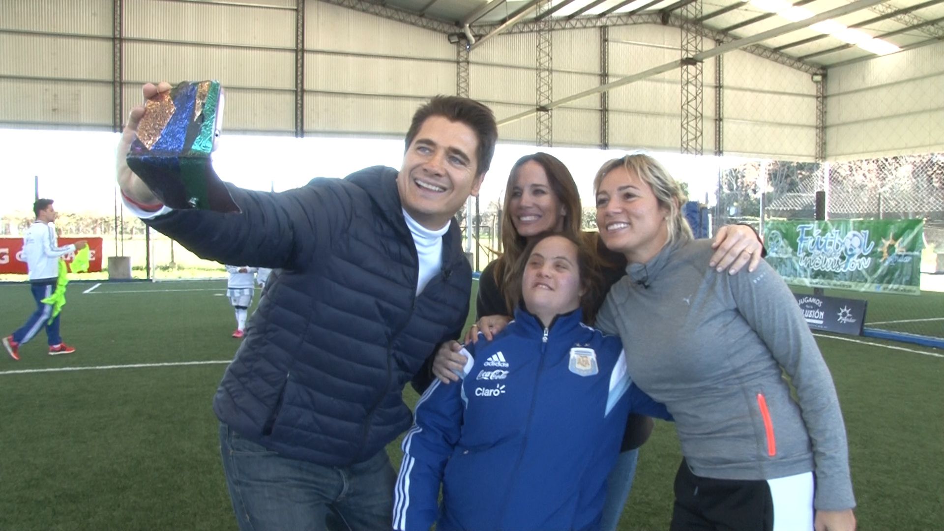 La inflatable selfie con Rocío y una de las futbolistas