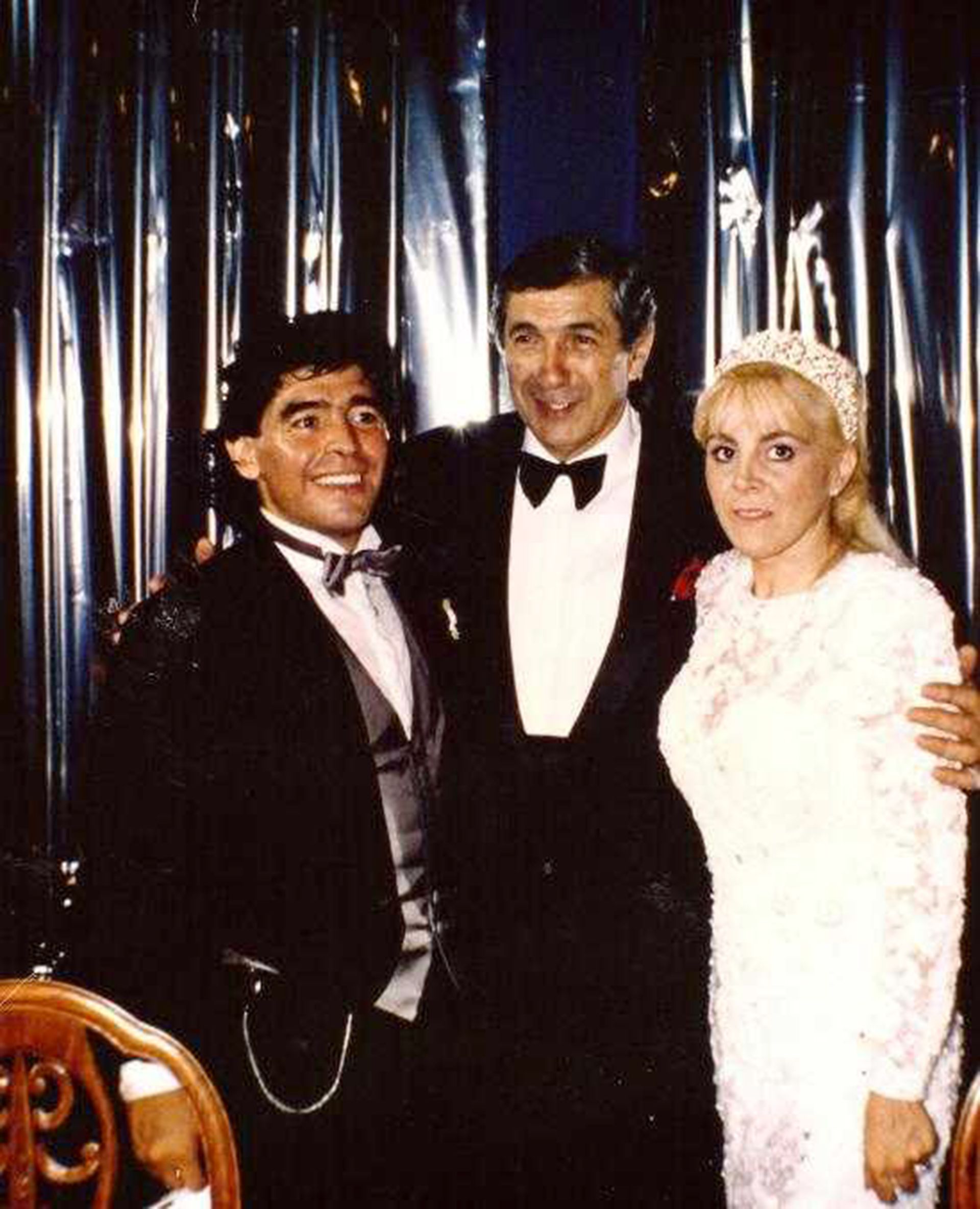 Tito Lectoure con Diego Maradona y Claudia Villafañe durante su casamiento en el Luna Park en 1989