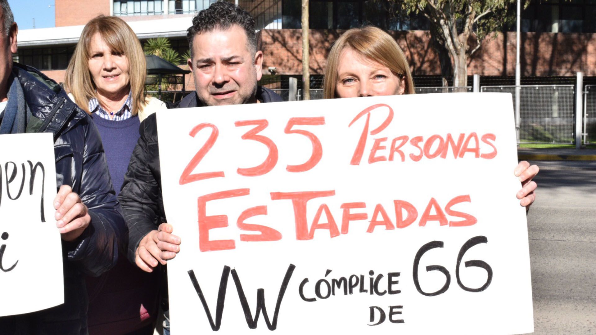 Presuntas víctimas de Guido Guidi protestaron en la sede de Volkswagen la semana pasada (Gastón Taylor)