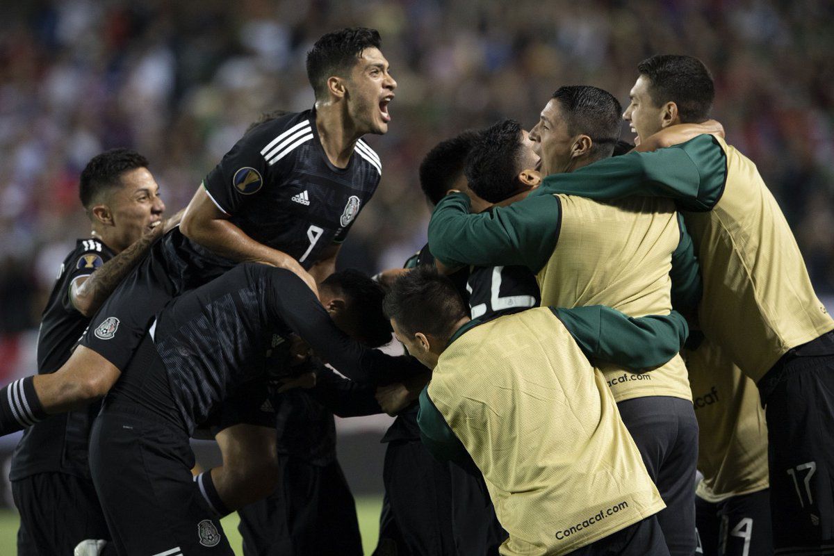 Jiménez, que asistió a Dos Santos para el gol, festeja con Jonathan y sus compañeros el tanto que significó el título de la edición 2019 de la Copa Oro (Foto: EFE)