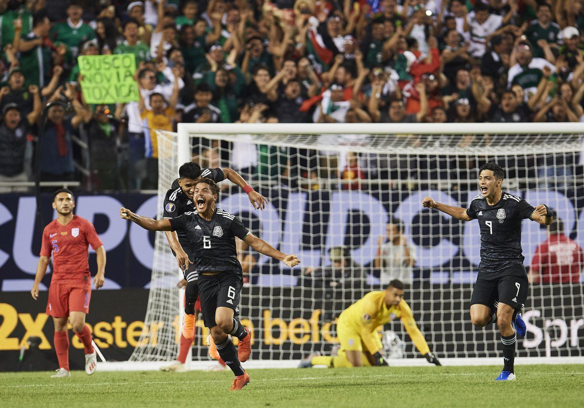 Dos Santos corre para festejar con sus compañeros el gol del título (Foto: Twitter @Fifaworldcup_es)
