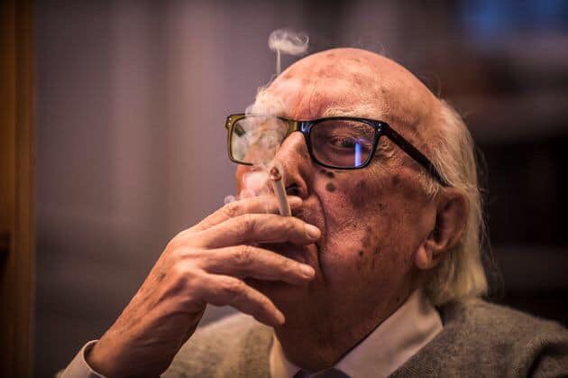 Andrea Camilleri y su inseparable cigarrillo. El escritor italiano murió este miércoles en Roma a los 93 años