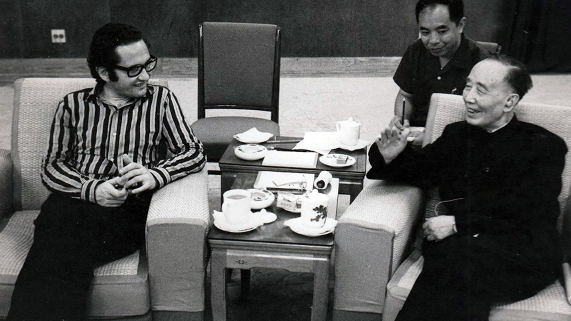 Piglia con Guo Moruo, poeta y dirigente del PCCh en Pekín, 1975