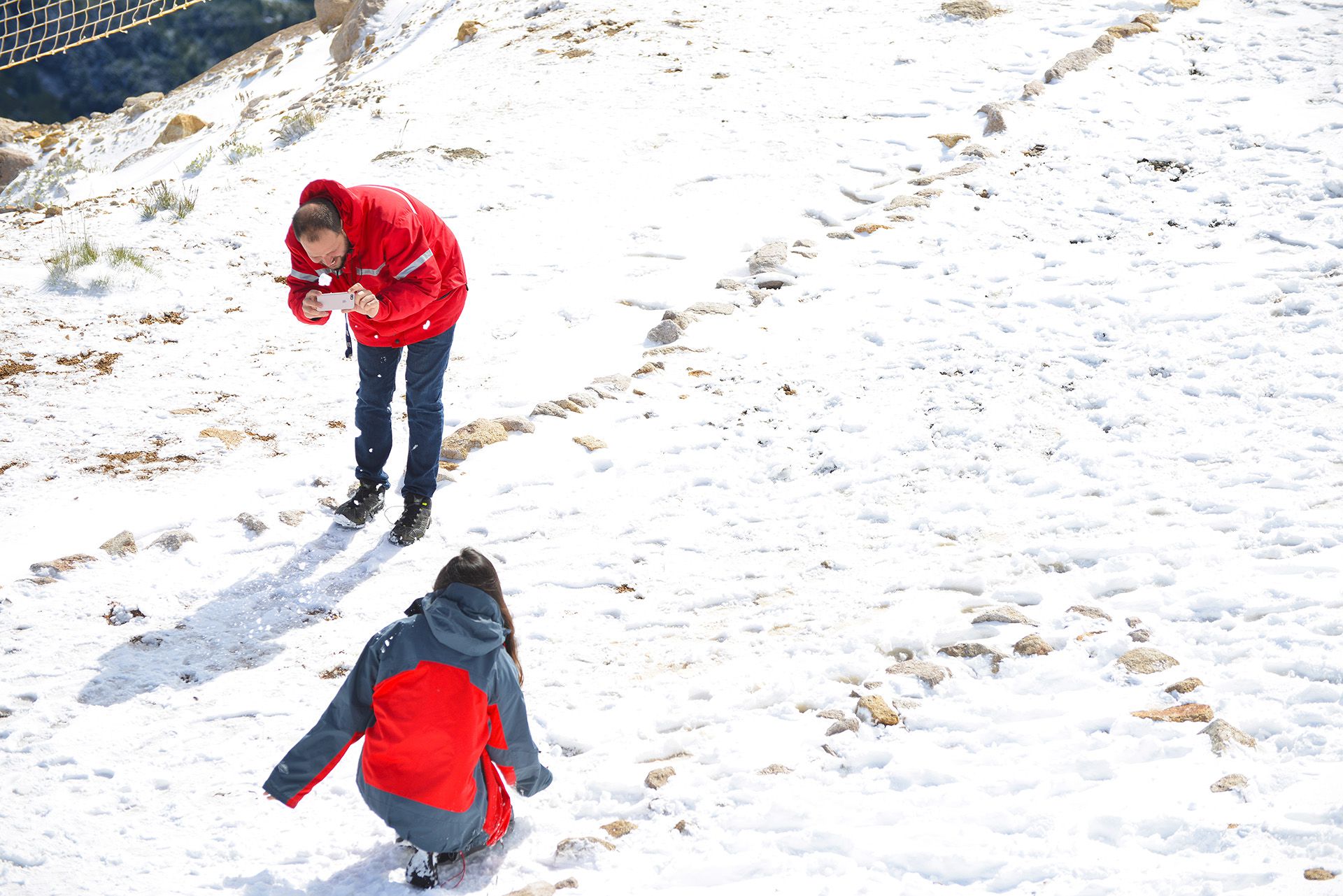Los turistas salieron a las calles a disfrutar de la nieve (Jorge Wohlert)