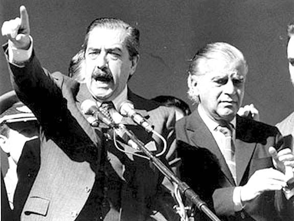 Semana Santa de 1987. Alfonsín hace su histórico discurso de “Felices Pascuas”. A su lado está Antonio Cafiero, el líder peronista que respaldo la democracia en su hora más aciaga