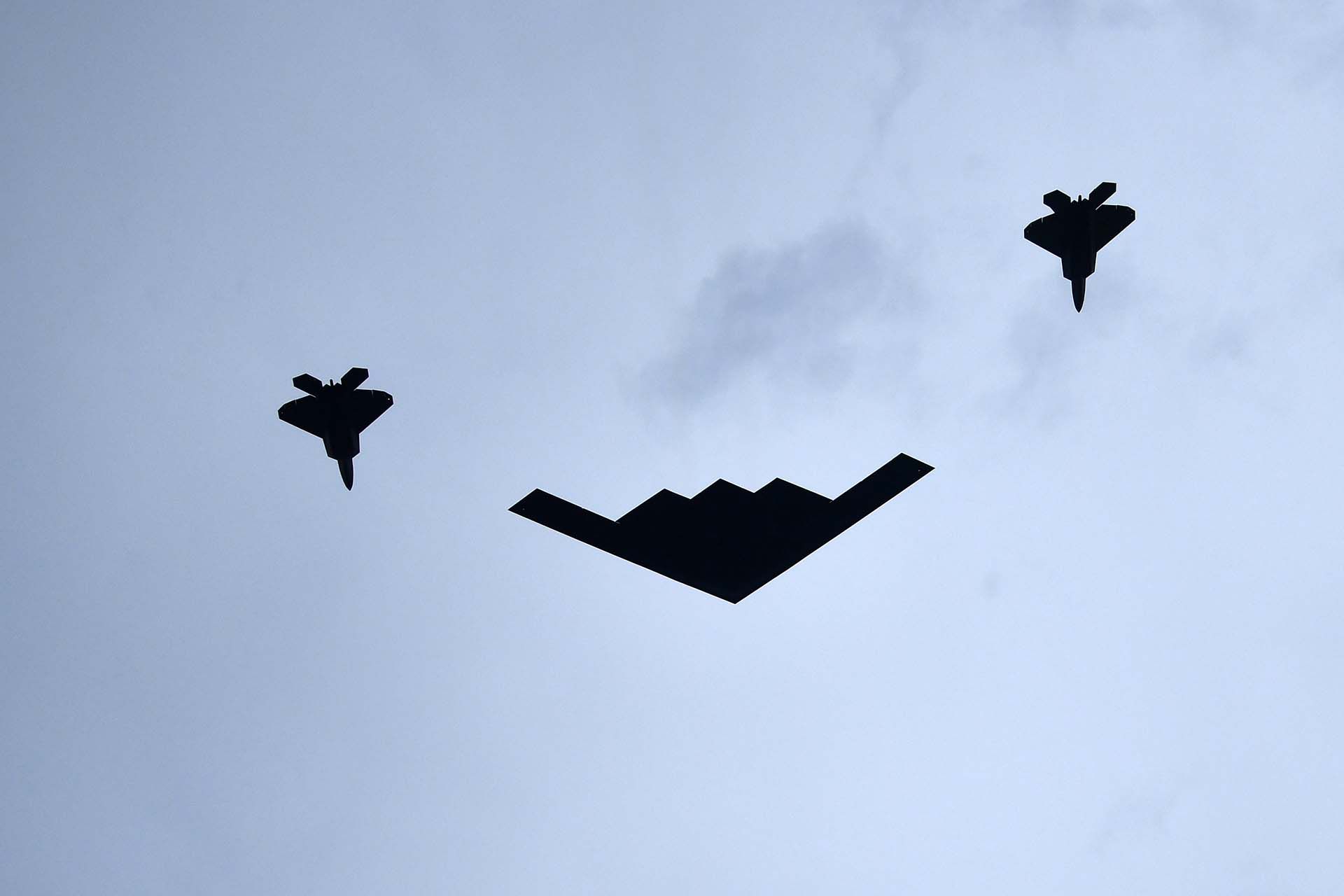 A B-2 Spirit plane (C) escorted by two F-22 Raptors fly past Lincoln Memorial during the “Salute to America” Fourth of July event in Washington, DC, July 4, 2019. (Photo by Brendan Smialowski / AFP)