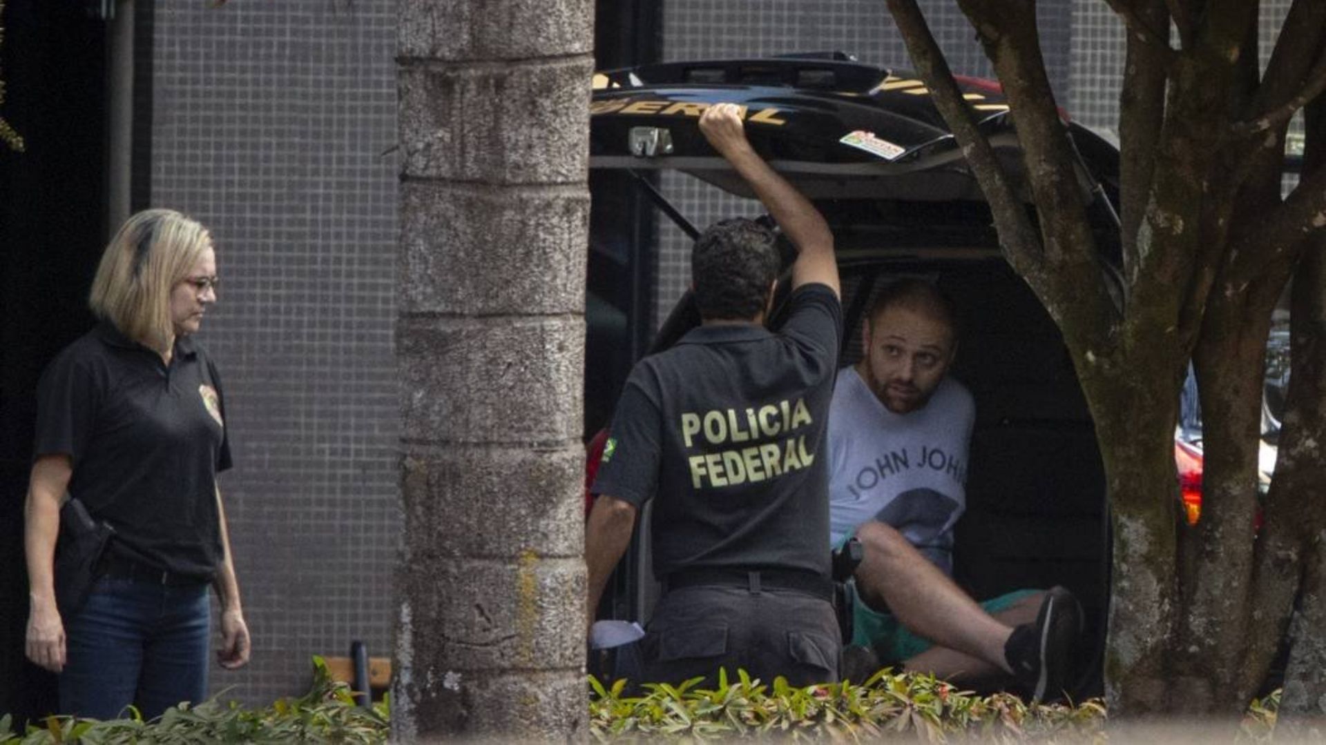 Momento en el que la policía federal brasileña detuvo al supuesto hacker. (Cortesía: Agência O Globo)