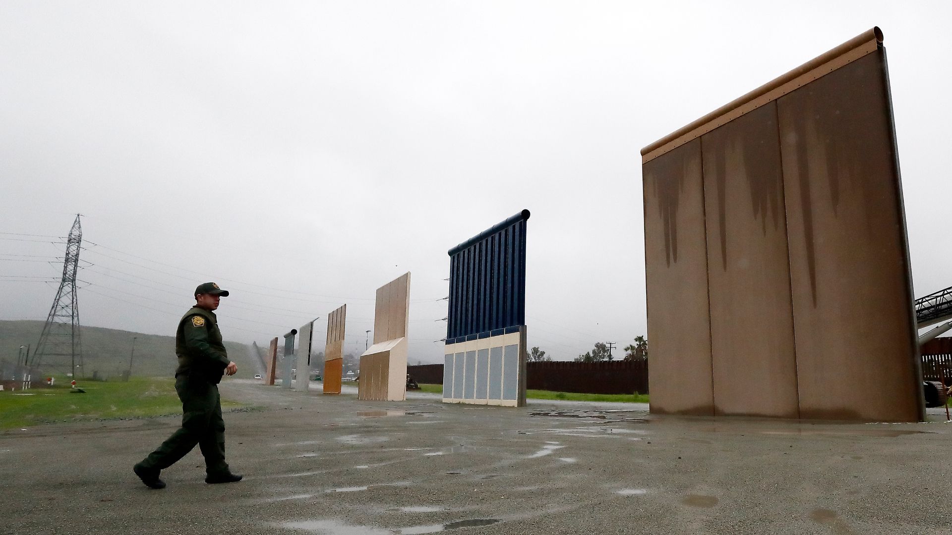 Prototipos del muro del muro con México. (AP)