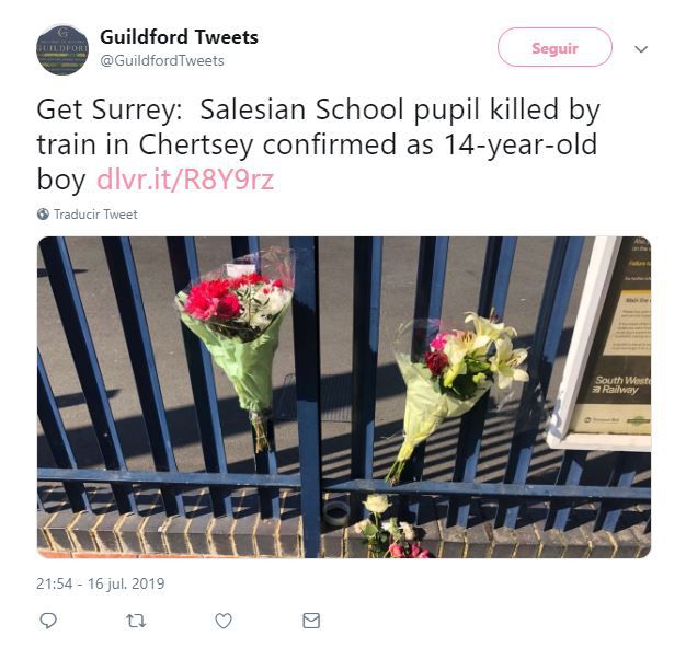 Una madre colocó una ofrenda floral en el homenaje instalado por miembros de la comunidad frente a la Escuela Salesiana. (Foto: Twitter)