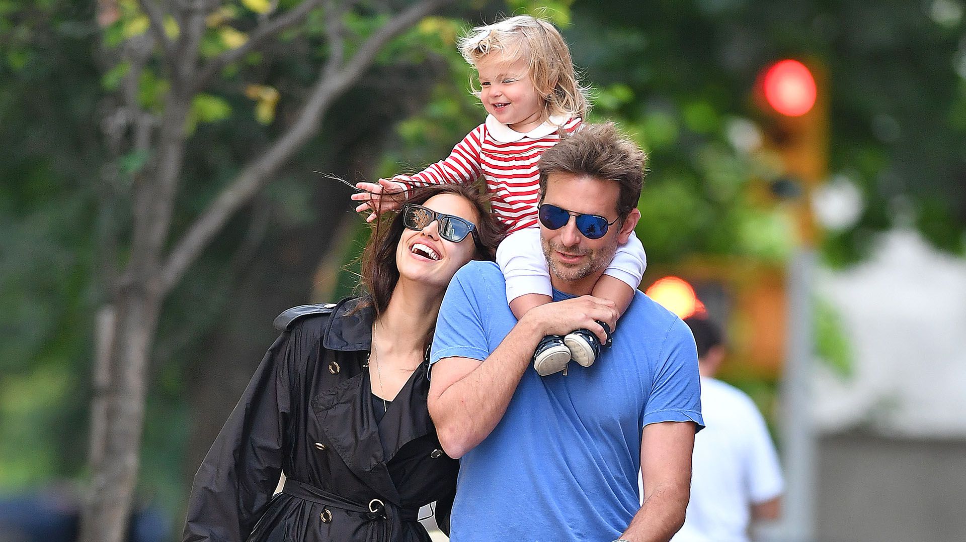 Bradley Cooper e Irina Shayk con su hija Lea De Seine en Nueva York. (The Grosby Group)
