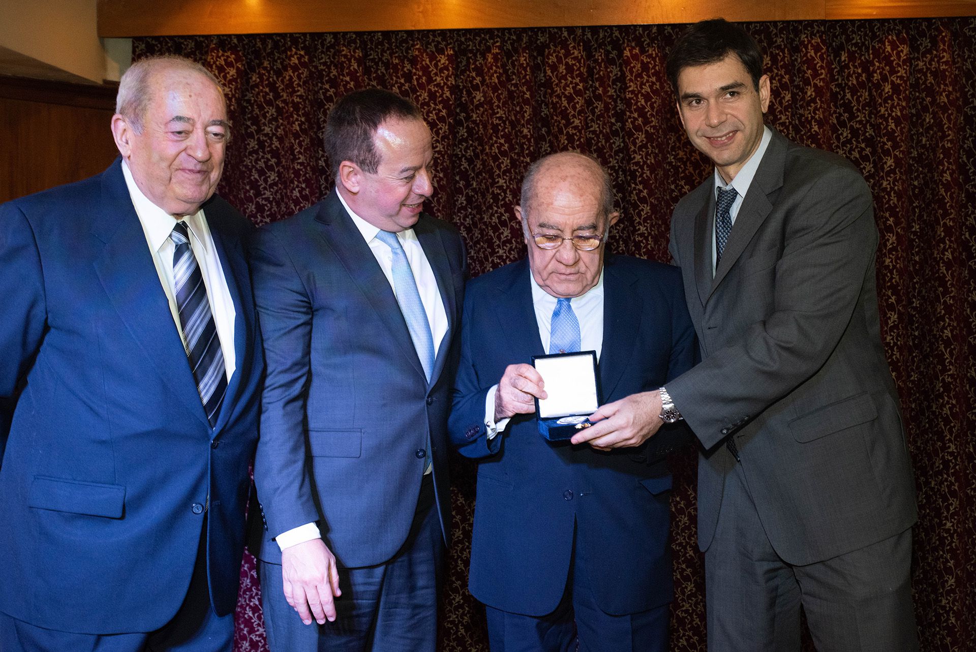 El ex gobernador José Romero Feris también recibió su medalla