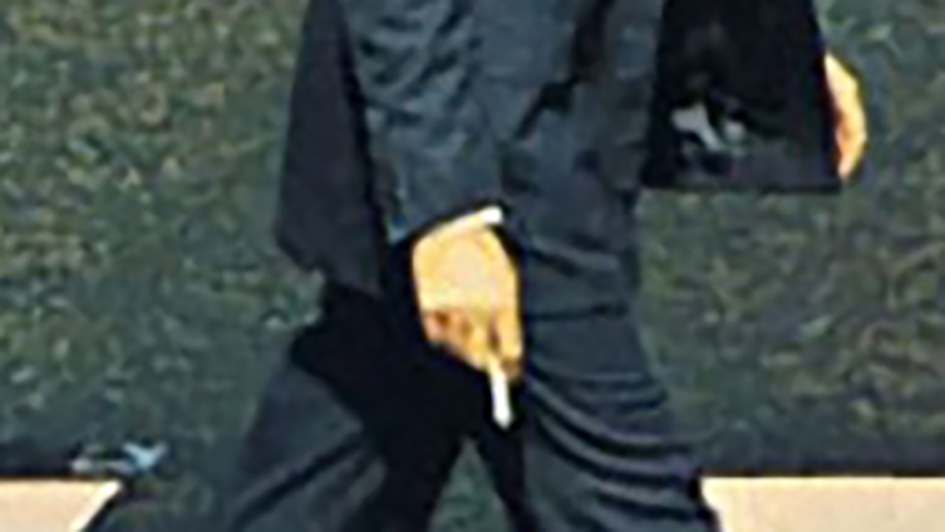 McCartney sostiene su cigarrillo en la mano derecha
