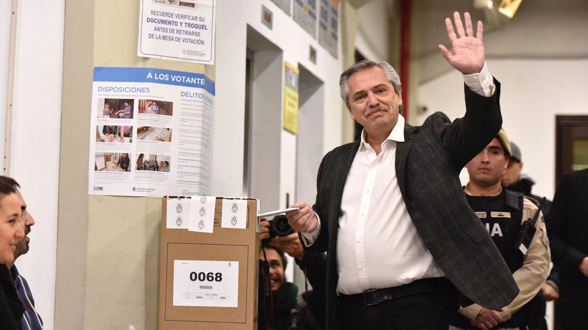 Fernández, al momento de emitir su voto (Adrian Escandar)
