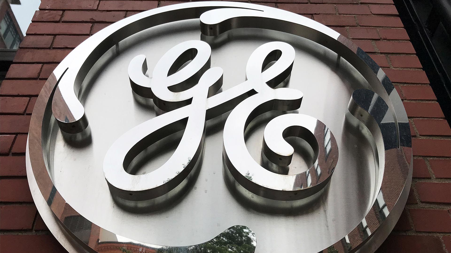 El logotipo de General Electric Co., en el edificio de la sede corporativa de la compañía en Boston, Massachusetts (REUTERS/Alwyn Scott)