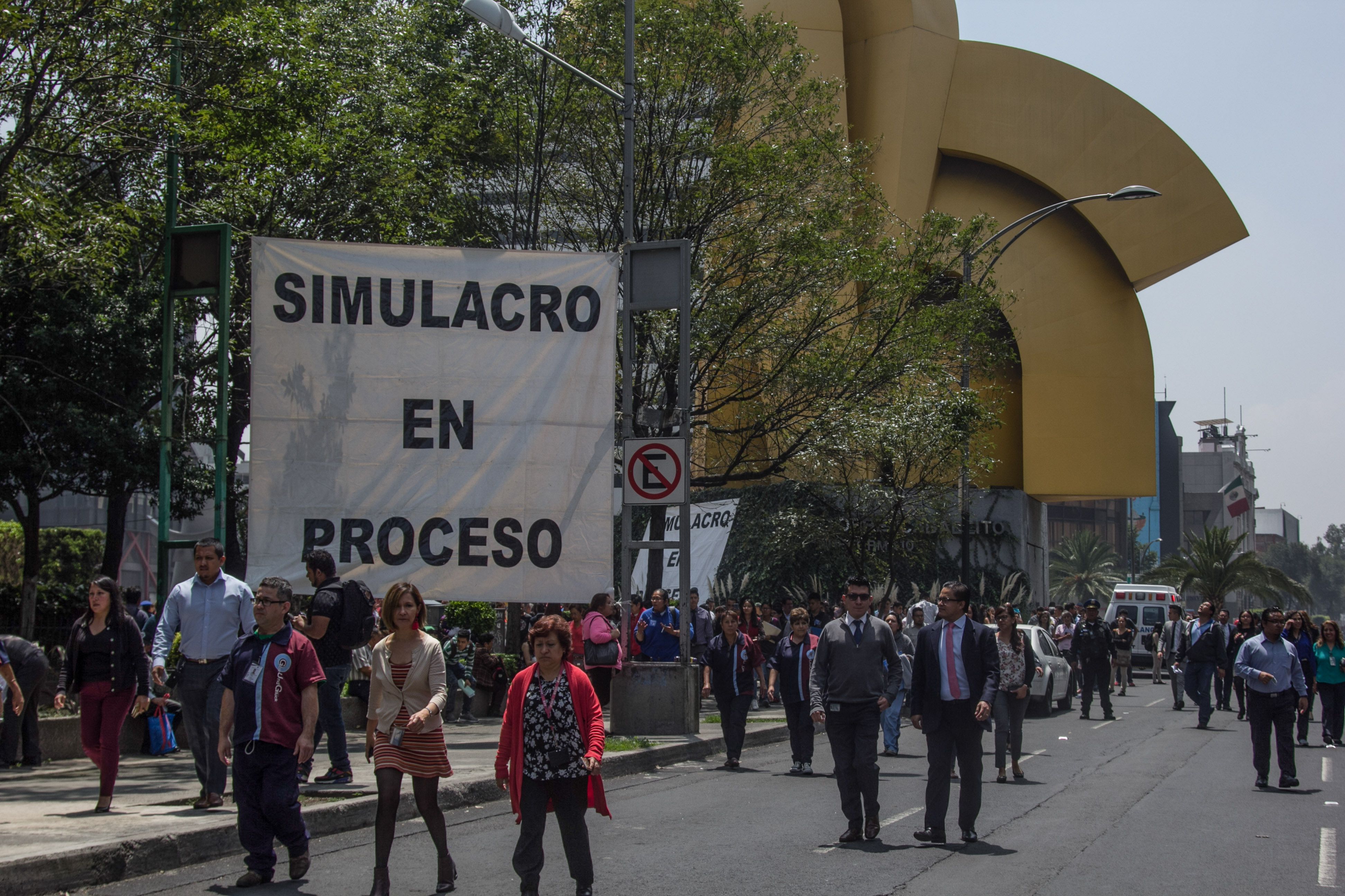 Cientos de personas sobre Paseo de la Reforma al cruce con Bucareli participaron en el macrosimulacro con motivo del primer aniversario del sismo del 19 de septiembre de 2017. (Foto: Cuartoscuro)