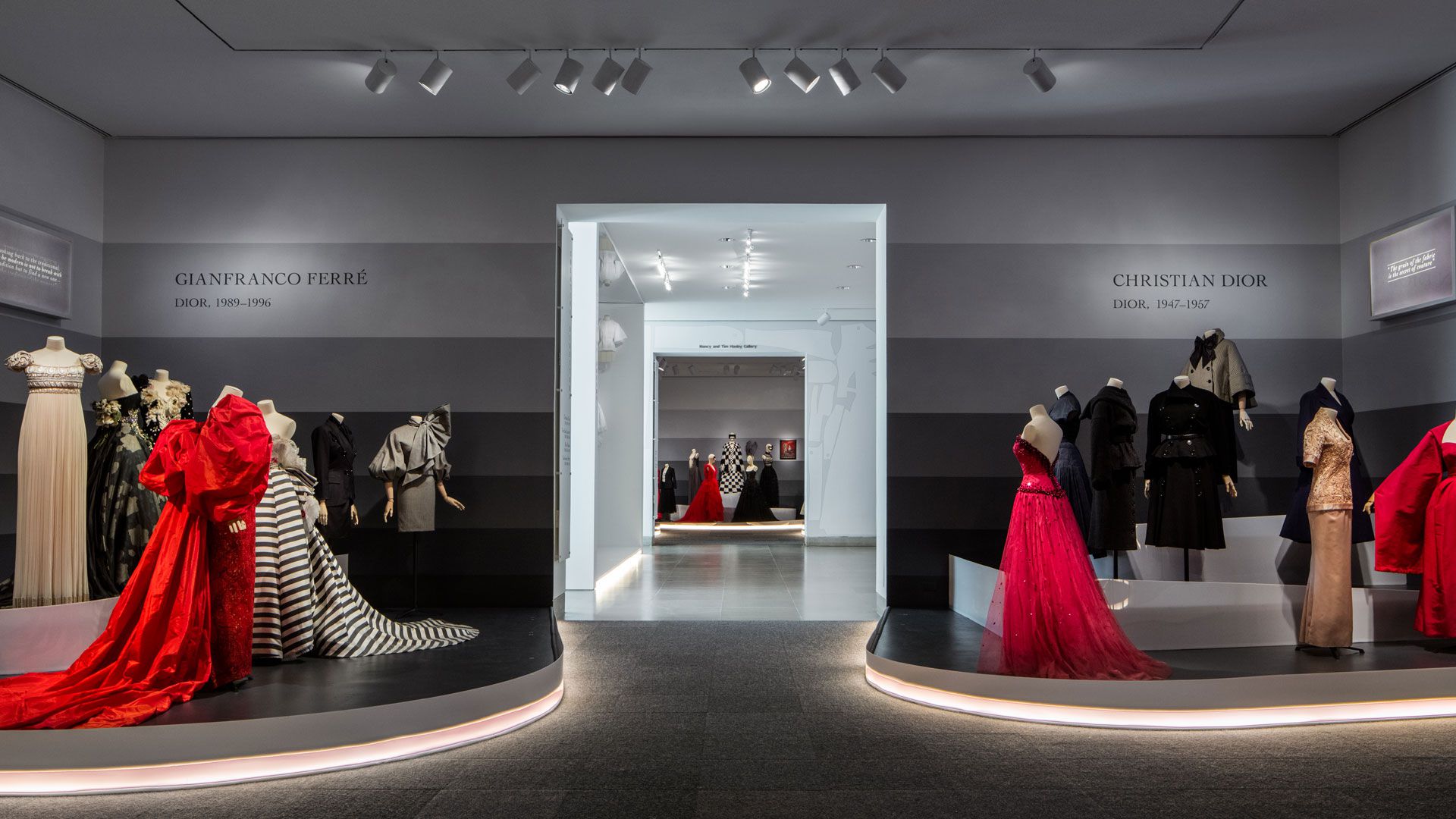 En la muestra hay vestidos de todos los directores artísticos que pasaron por la firma Dior (James Florio)