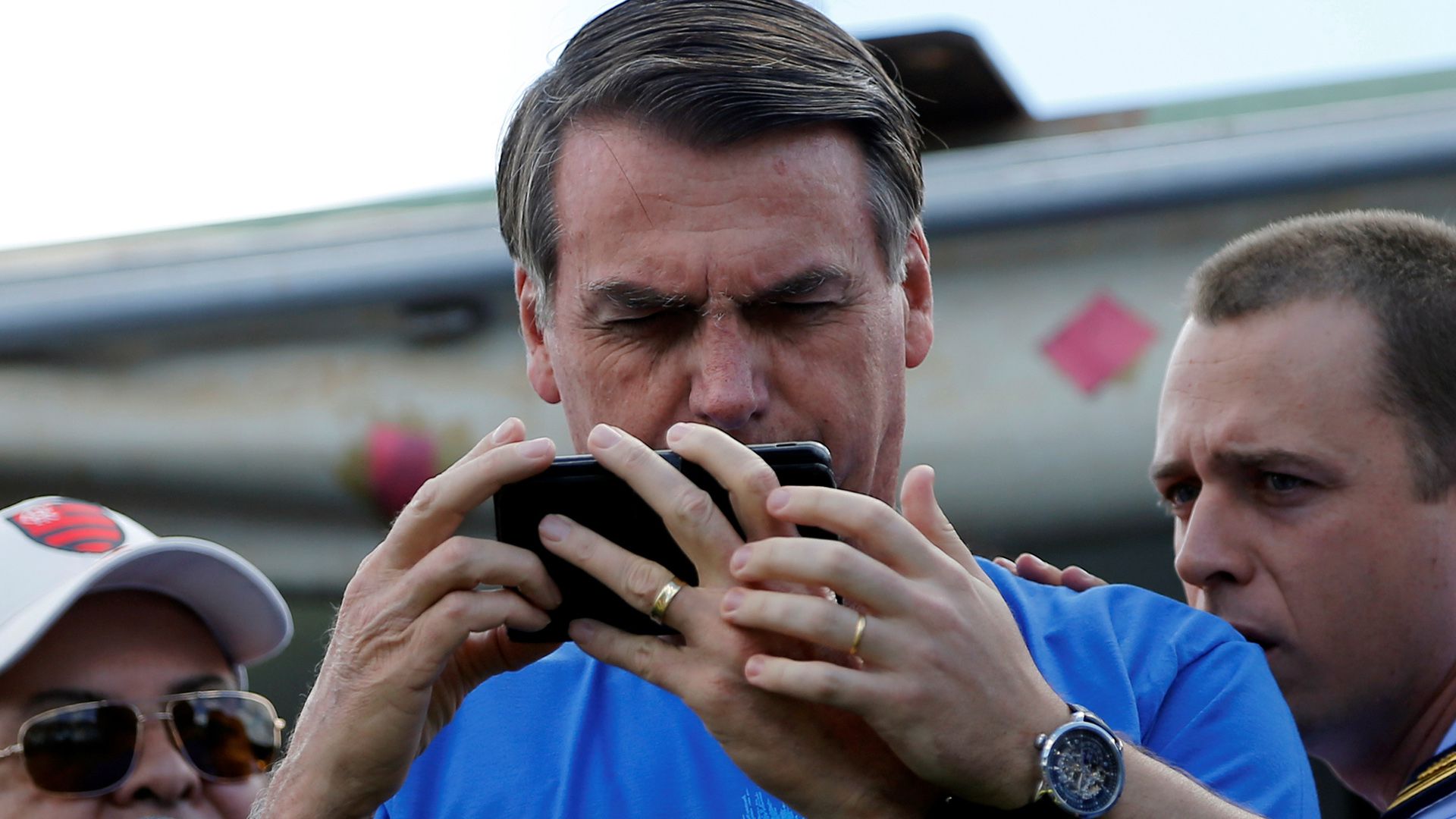 Jair Bolsonaro revisa su celular durante una marcha evangélica en Brasilia (Reuters)