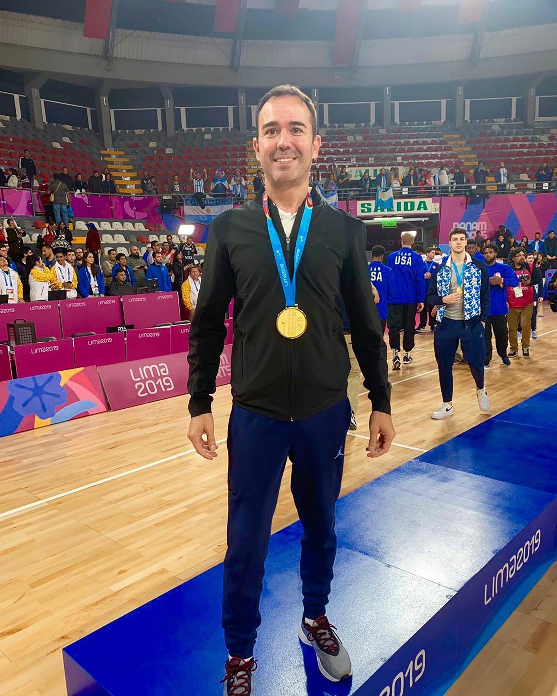 Paulo Maccari es el kinesiologo de la selección masculina de básquet. Aquí, en los Panamericanos de Lima, donde Argentina ganó la medalla de oro (@maccarisports)