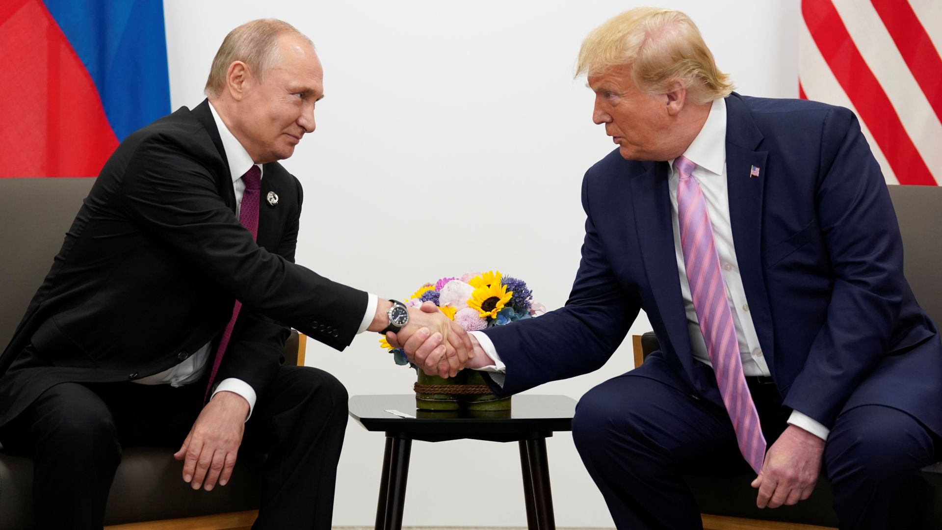 Donald Trump y Vladimir Putin durante un reunión en Osaka, Japón, en el marco del G20. (Reuters)