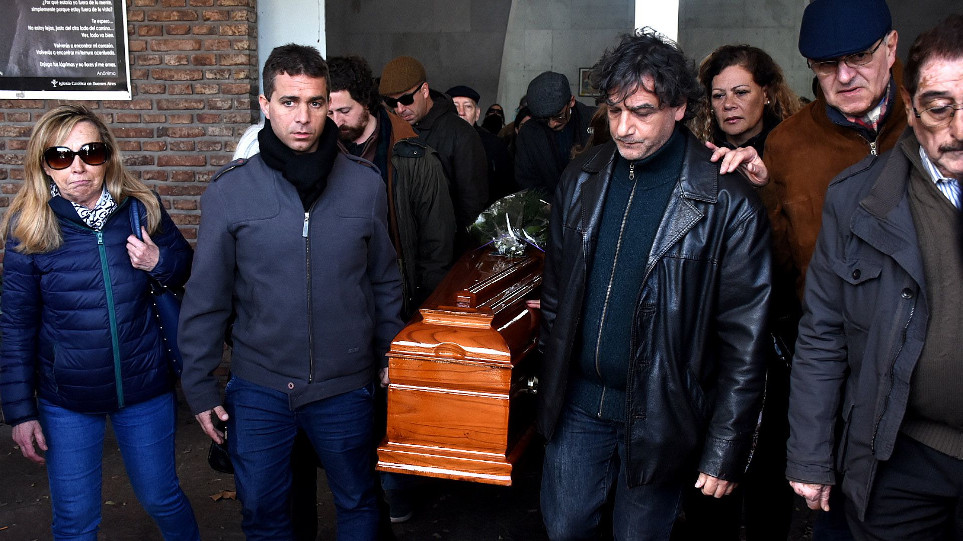 Amigos y familiares del cineasta le dieron el último adiós en el entierro