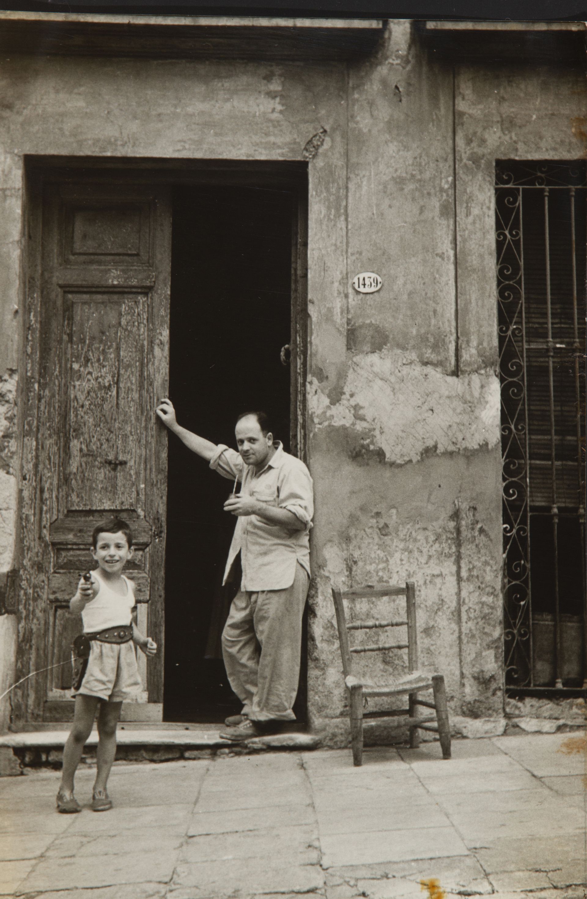 “Hombre y niño frente a la casa”, de la serie San Telmo, 1956