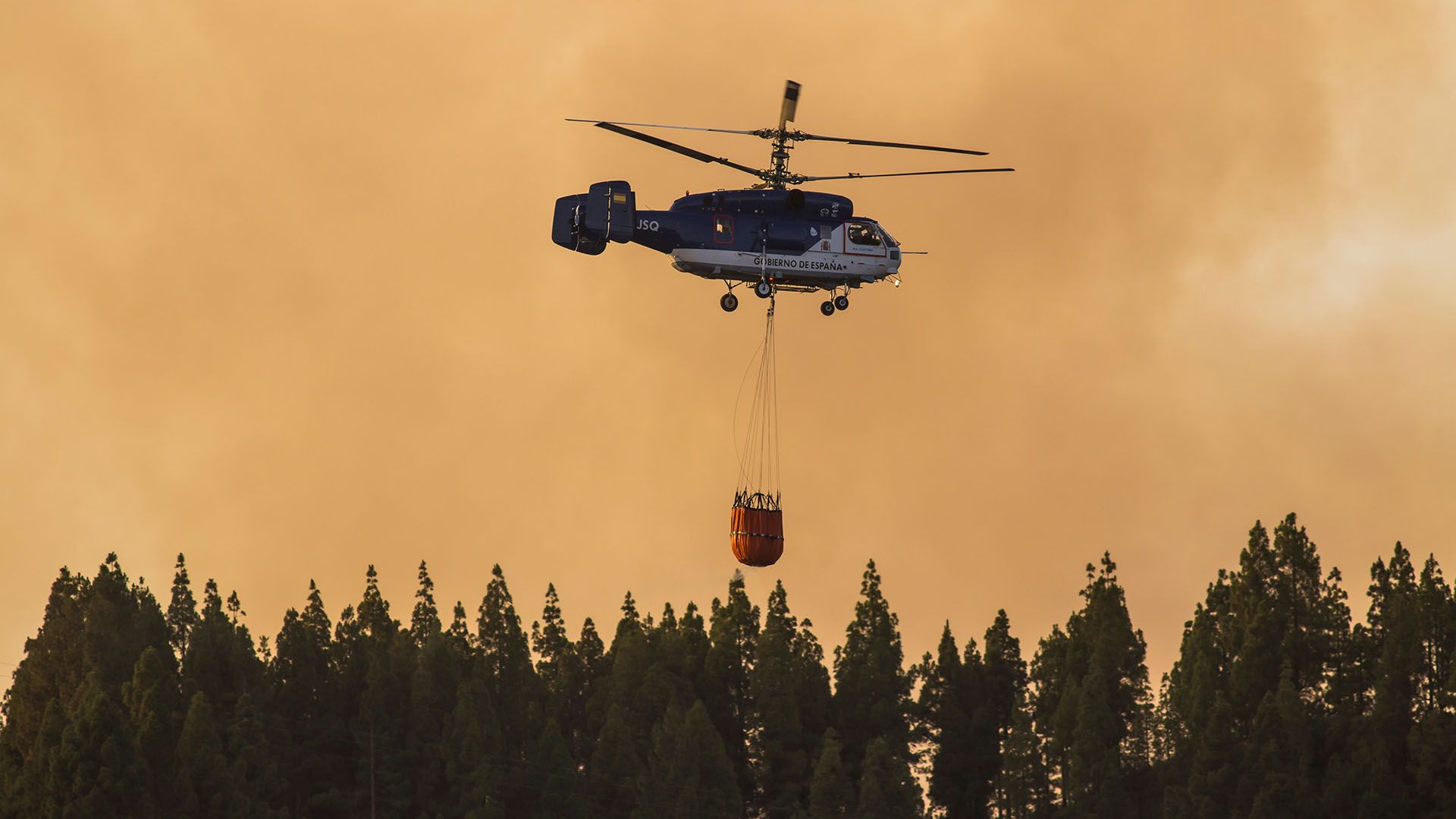 Las autoridades desplegaron once medios aéreos para contener las llamas (REUTERS/Borja Suarez)
