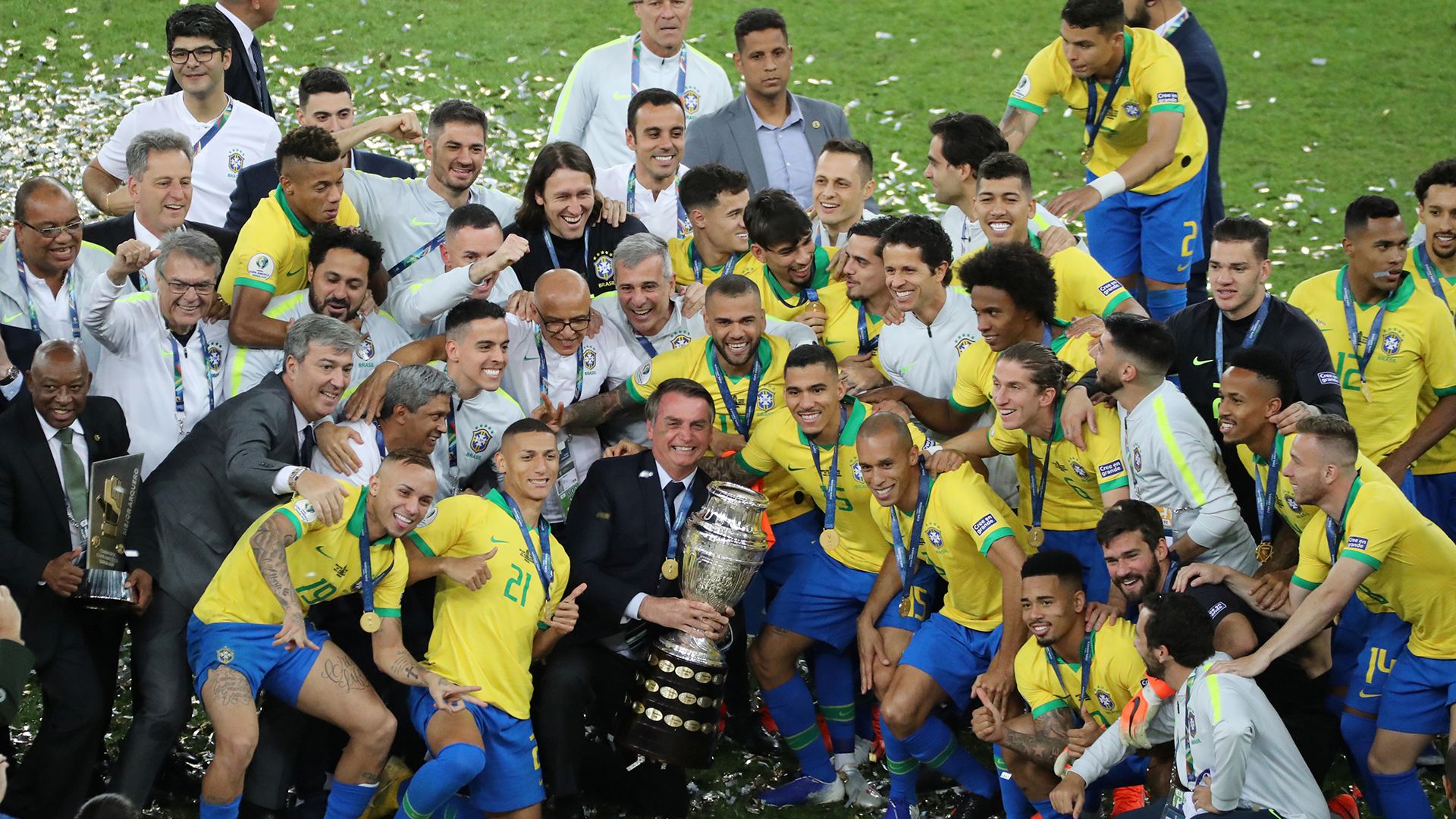 Jair Bolsonaro festejó con el plantel campeón y se colgó la medalla (Reuters)