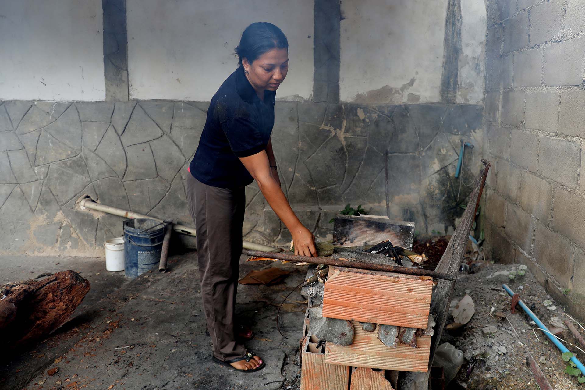 Endy Perez usa leña para cocinar en Maracay (REUTERS/Manaure Quintero)