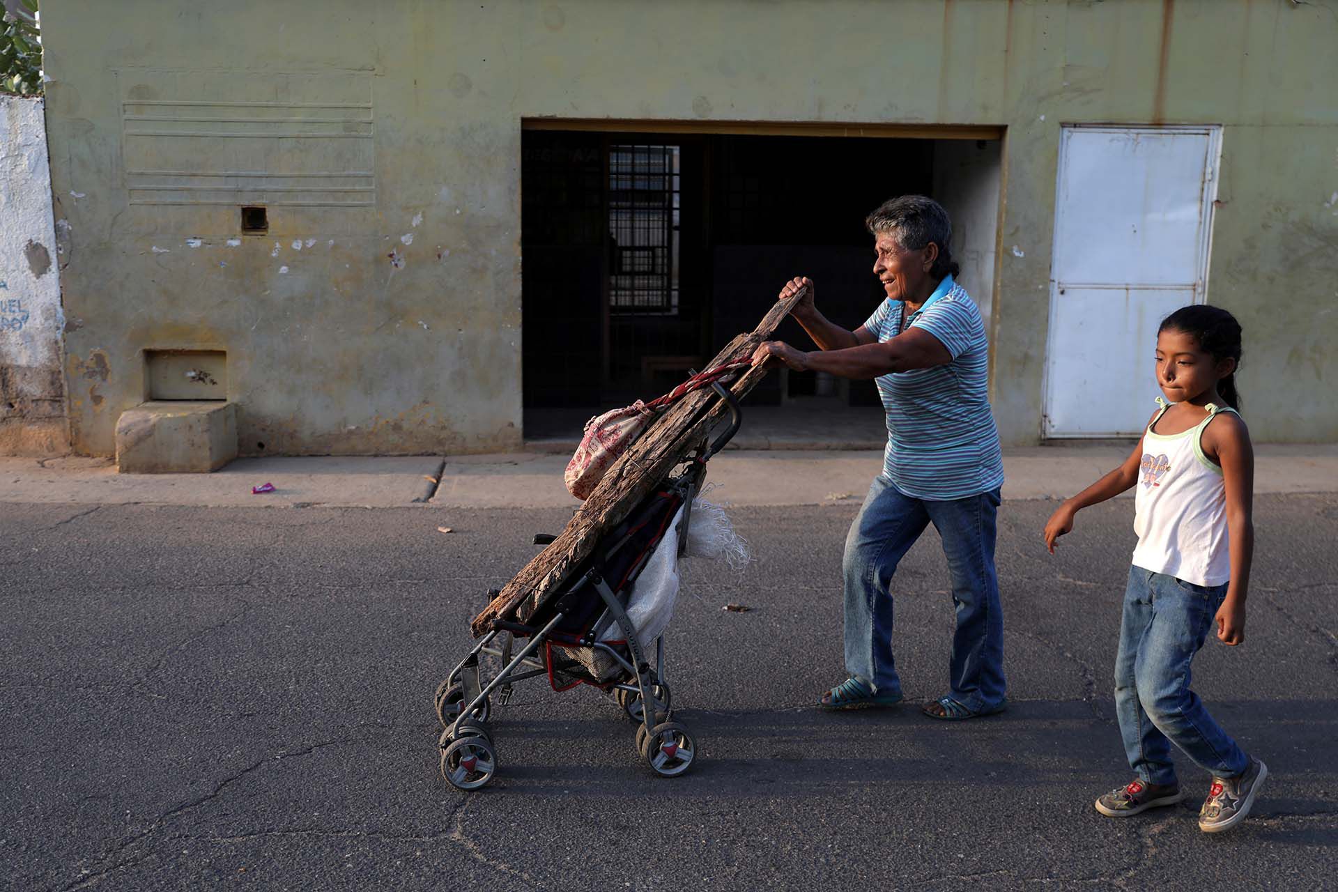 María Aldana transporta leña con un carrito para bebés en Maracaibo (REUTERS/Manaure Quintero)