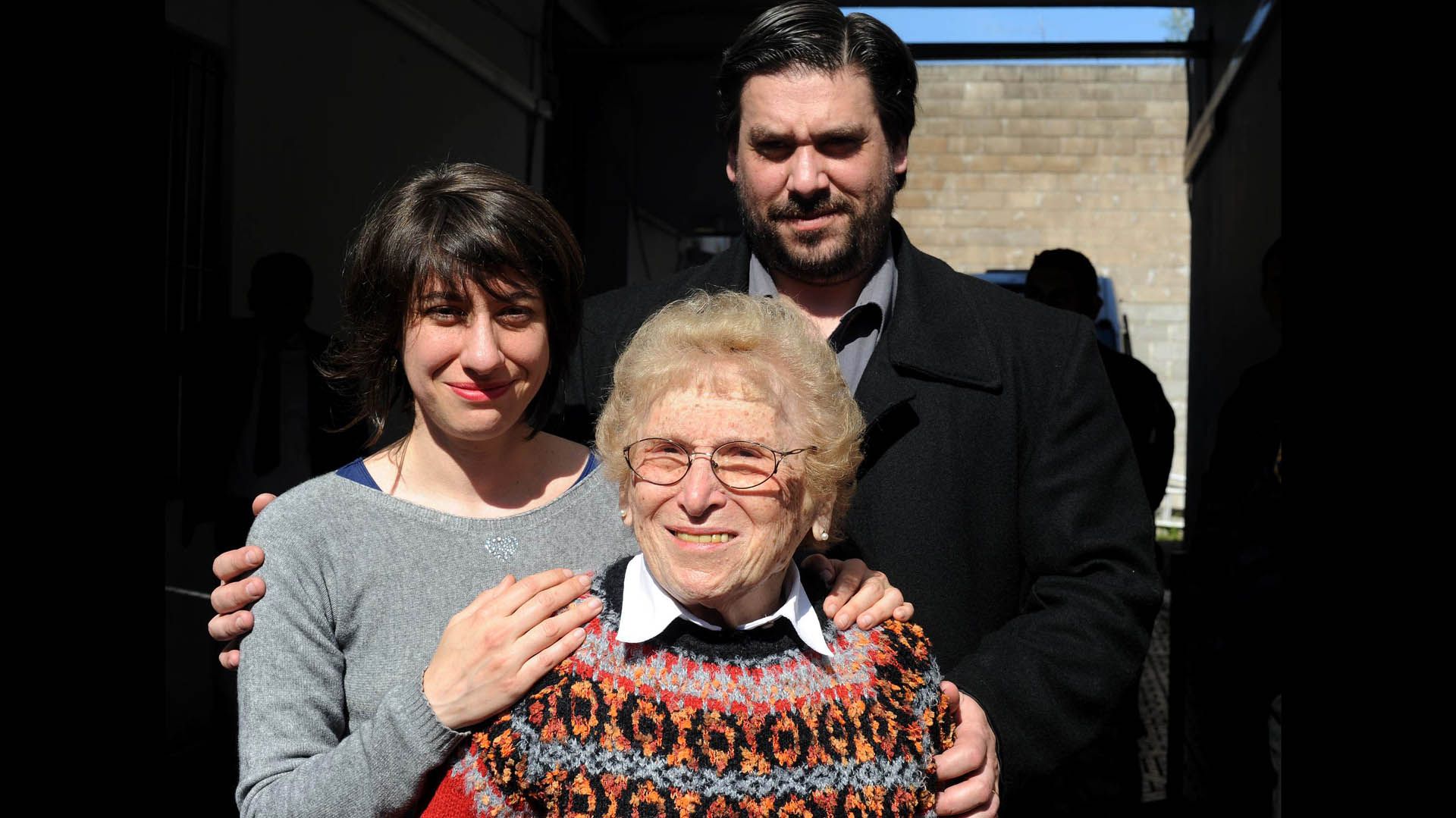 Rosa Roisinblit junto a sus nietos Mariana y Guillermo Perez Roisinblit (Télam)