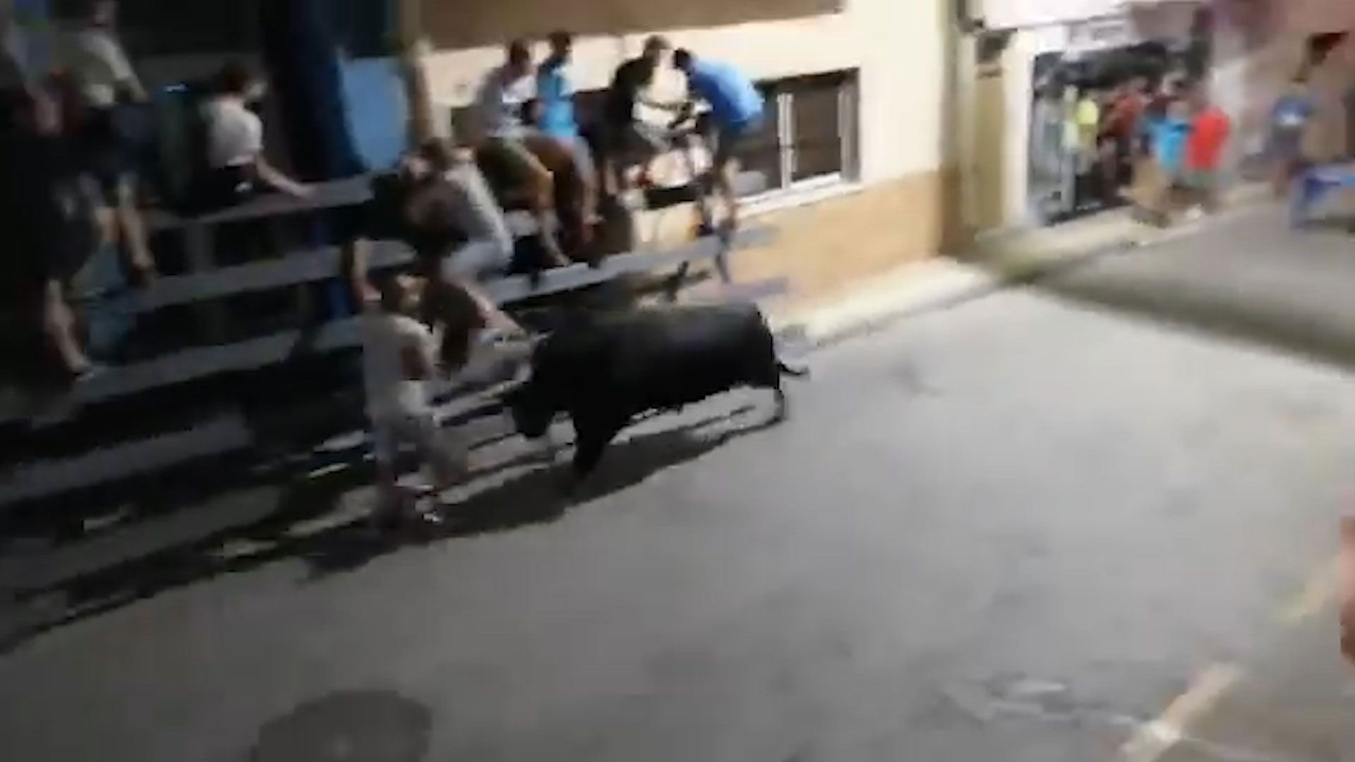El toro embistió a un turista francés a máxima velocidad.