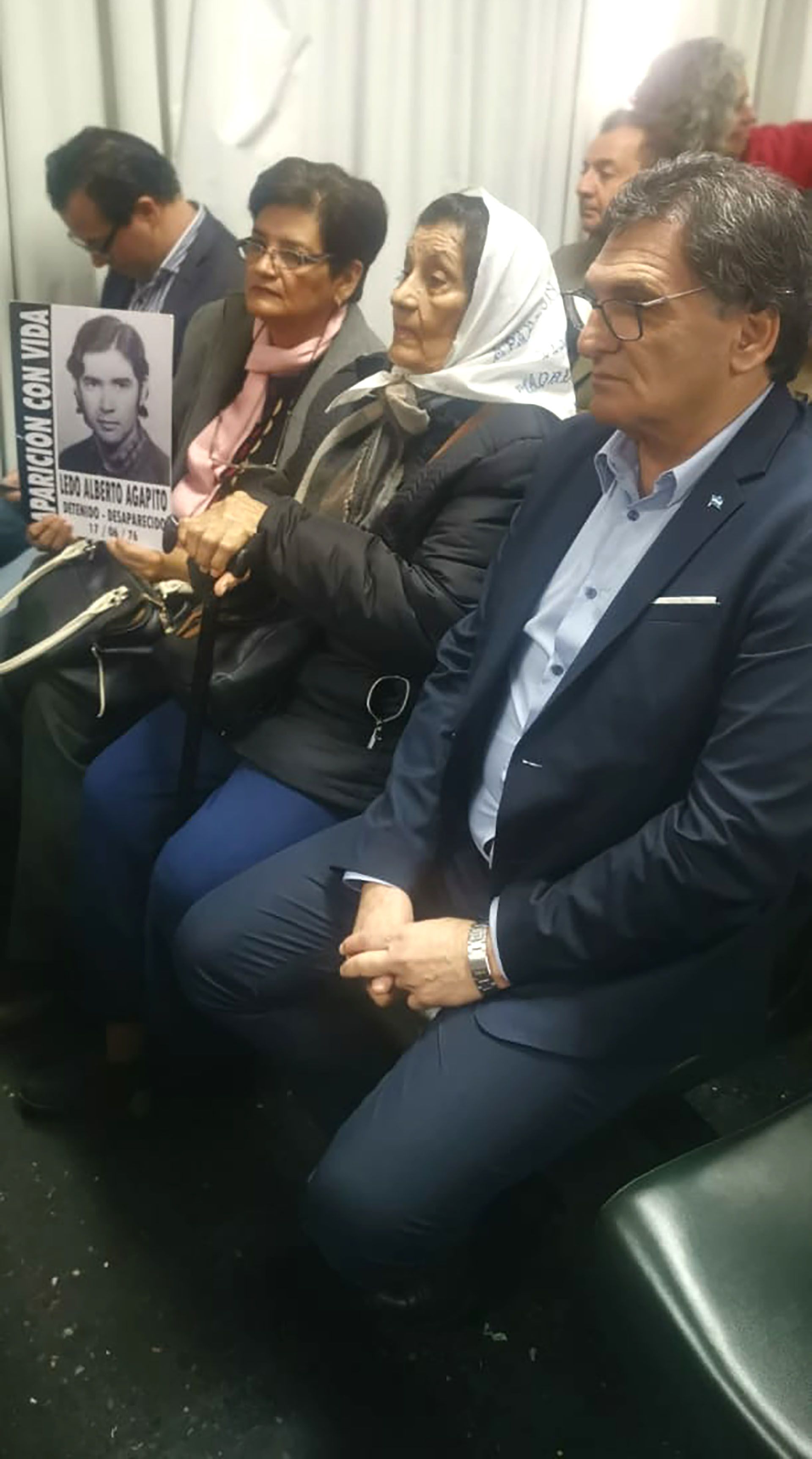 Claudio Avruj, secretario de Derechos Humanos de la Nación, junto a familiares de Alberto Agapito Ledo, soldado desaparecido (foto de archivo)