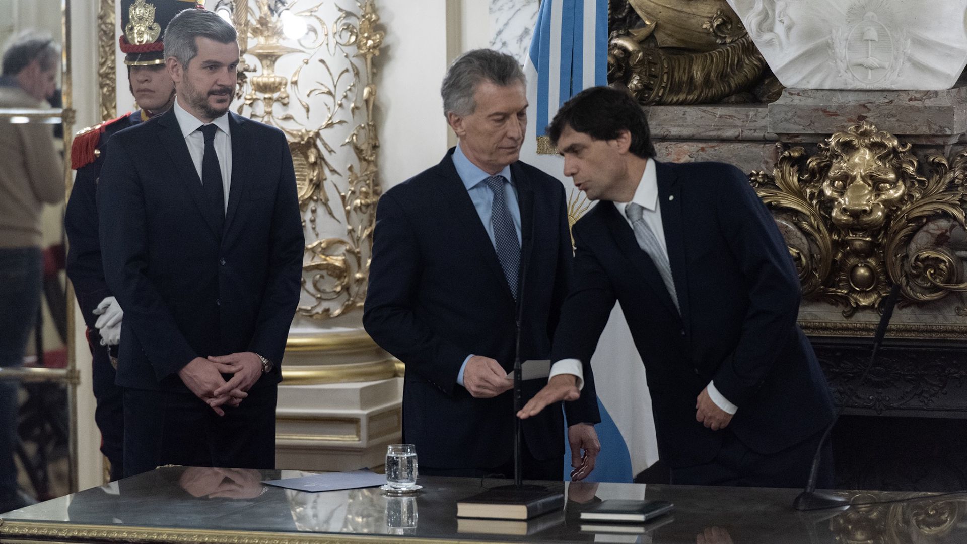 Lacunza en su jura de hoy. A la derecha de Macri, Marcos Peña (Adrián Escandar)