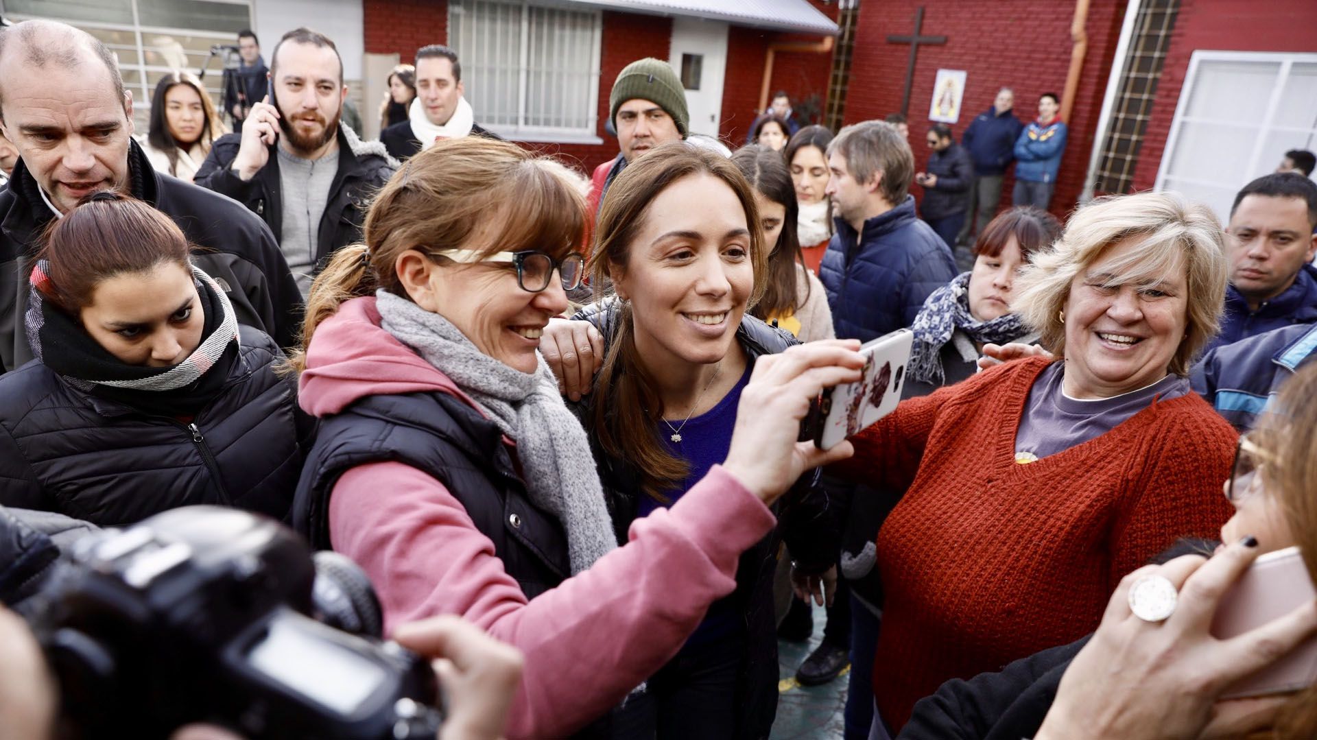La gente que fue a votar aprovechó para sacarse fotos con María Eugenia Vidal