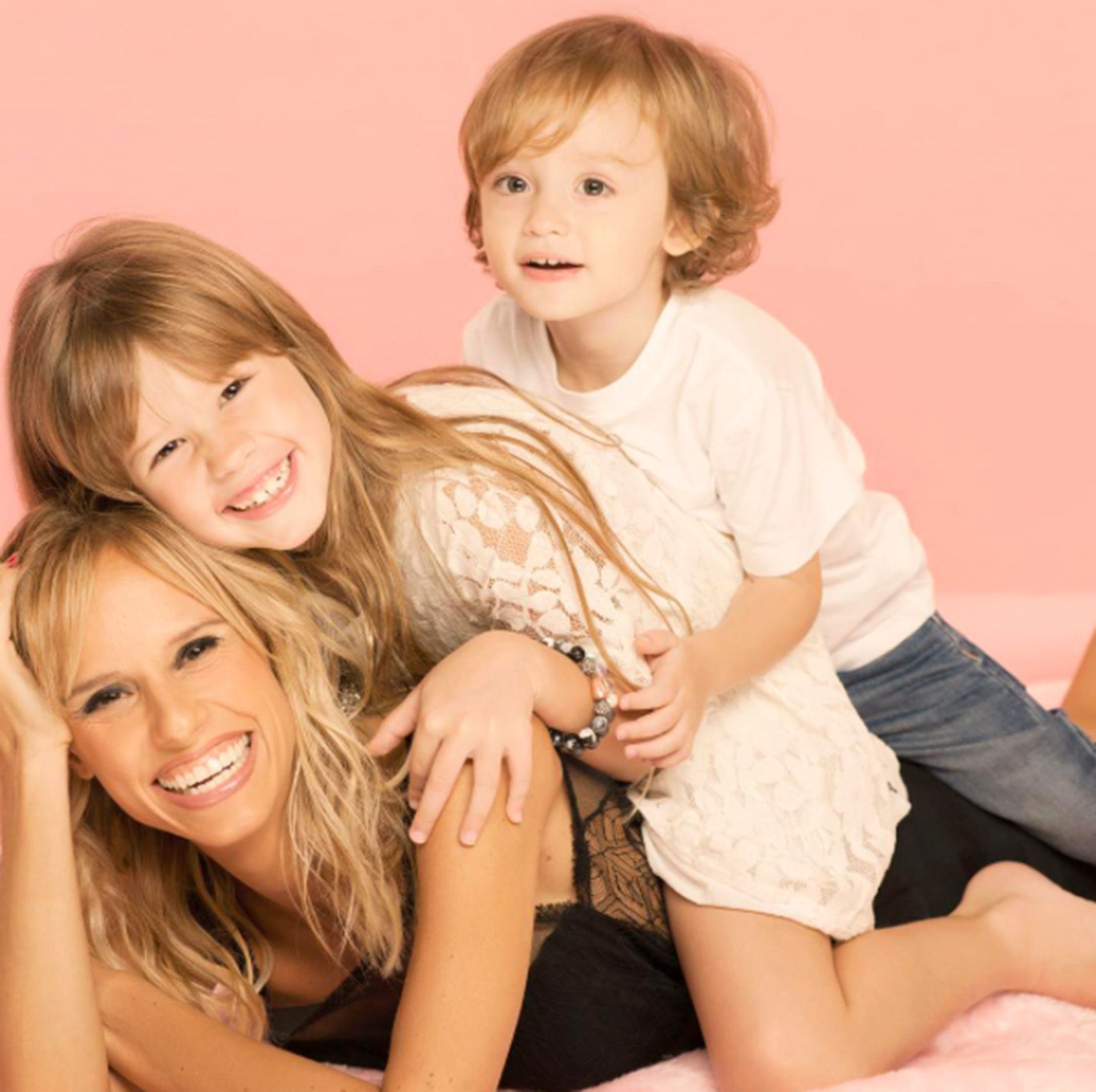 Mariana Fabbiani con sus hijos, Matilda y Máximo
