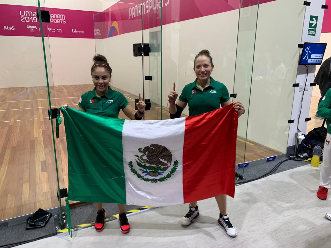 Longoria y Salas festejan la victoria mexicana en el dobles femenil de racquetbol (Foto: Conade)