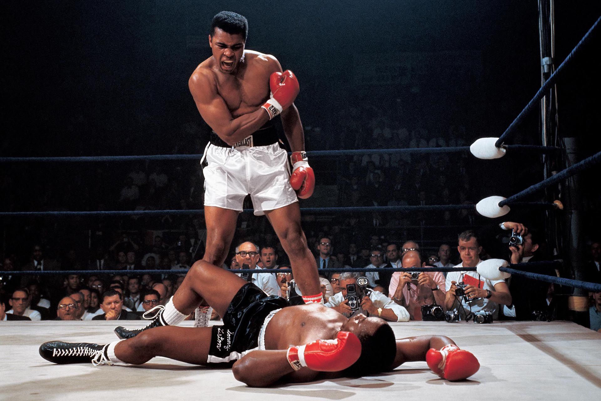 Una de las más grandes fotografías de la historia del deporte se produjo durante su segundo combate con Sonny Liston, 25 de mayo de 1965 en Lewiston, Maine