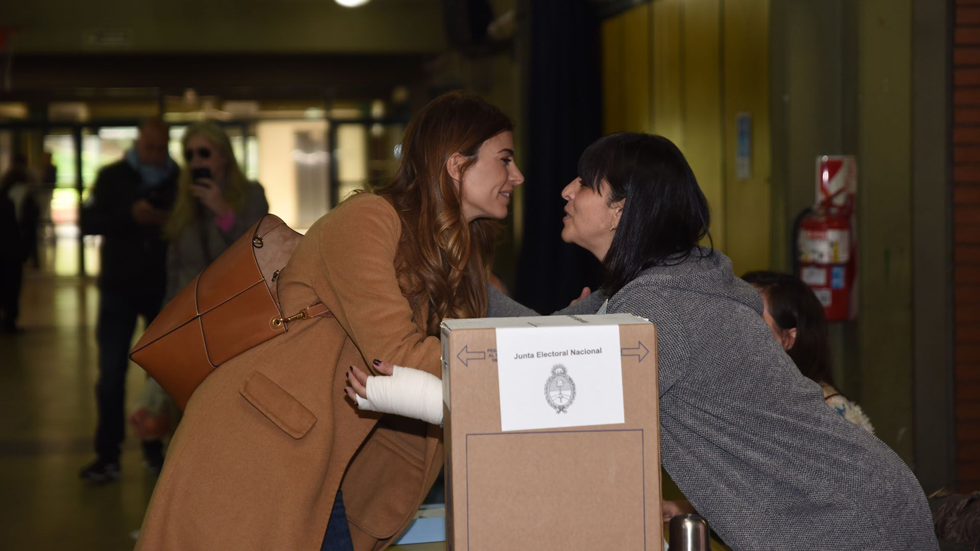 Juliana Awada saludó uno por uno a las autoridades de la mesa donde votó (Foto: Franco Fafasuli)