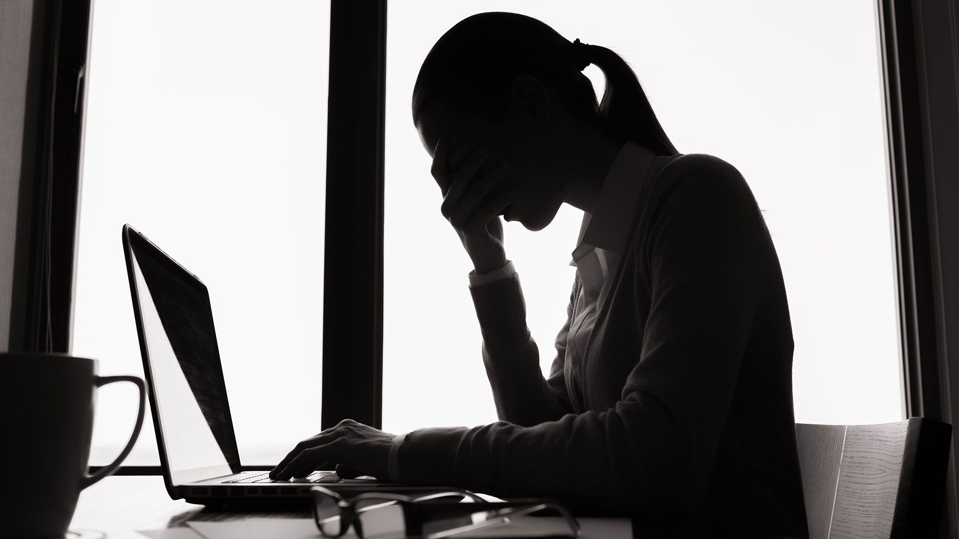 La clasificación de la OMS lo define como “un agotamiento físico y mental debido al estrés crónico asociado con el trabajo y el desempleo” (Shutterstock)