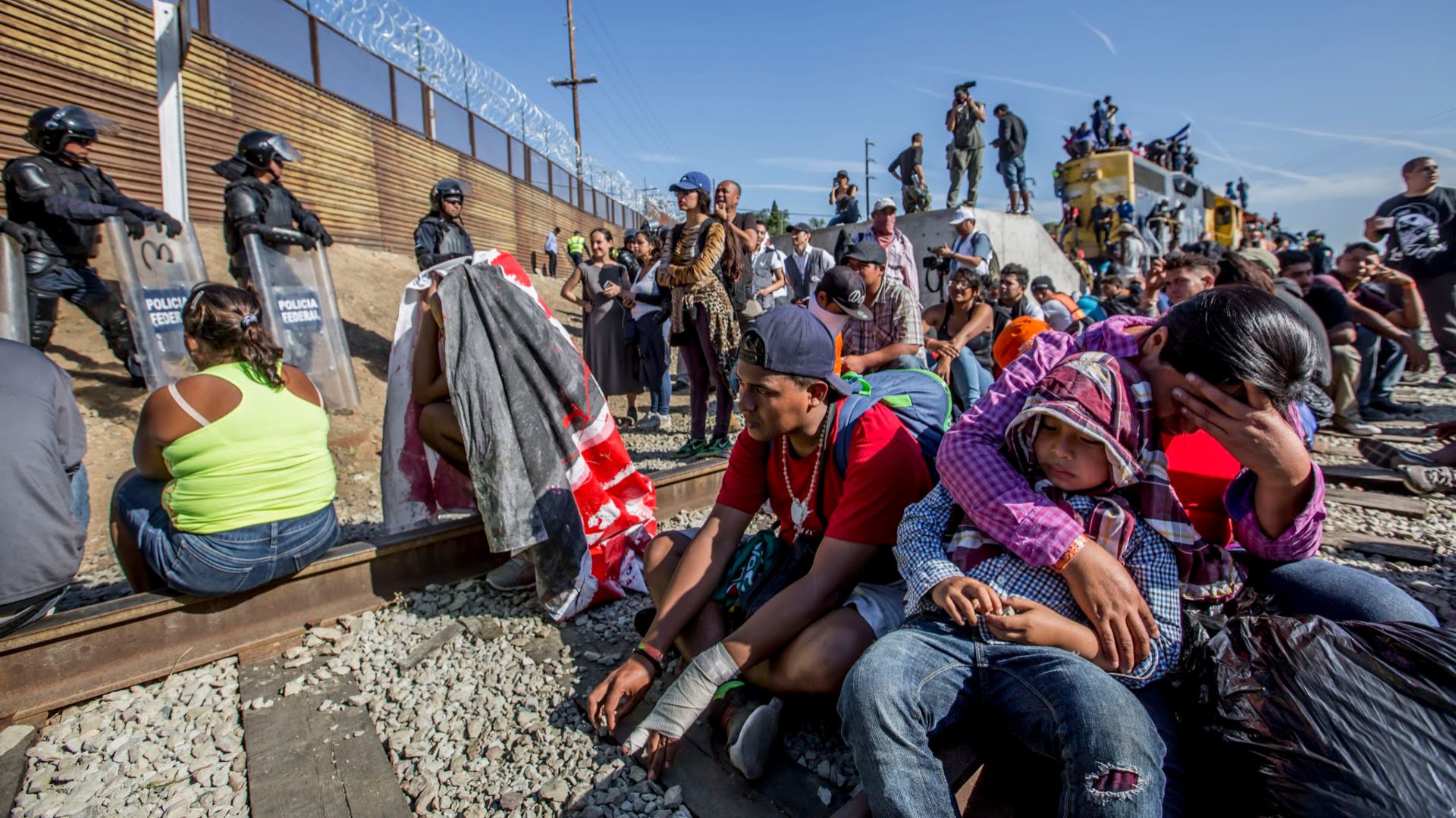 Migrantes intentaron cruzar la valle fronteriza que separa México de Estados Unidos en Tijuana el 25 de noviembre de 2018 (Foto: Cuartoscuro)